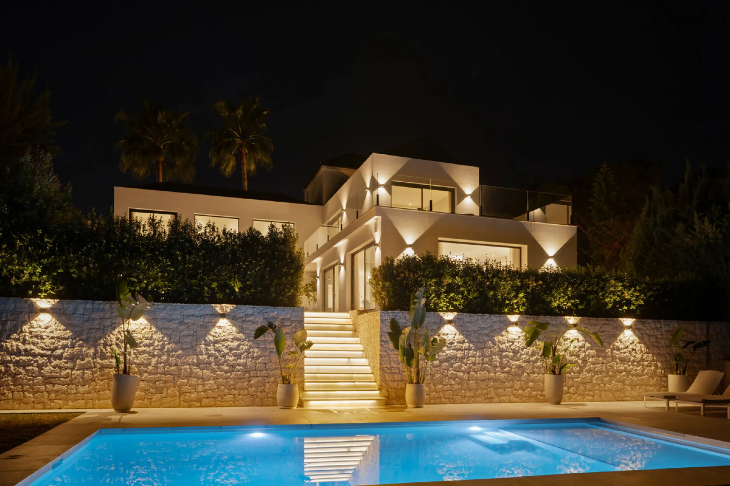 Introducing this fully renovated villa, ideally situated on a quiet cul-de-sac in the highly sought-after area of Las Brisas, just a short walk from Las Brisas Golf Club.