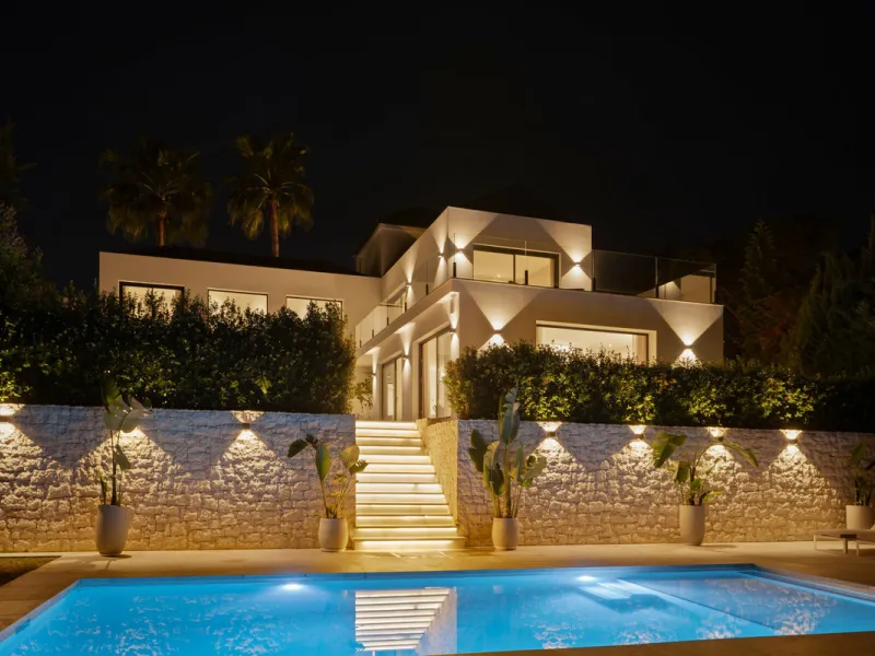 Introducing this fully renovated villa, ideally situated on a quiet cul-de-sac in the highly sought-after area of Las Brisas, just a short walk from Las Brisas Golf Club.