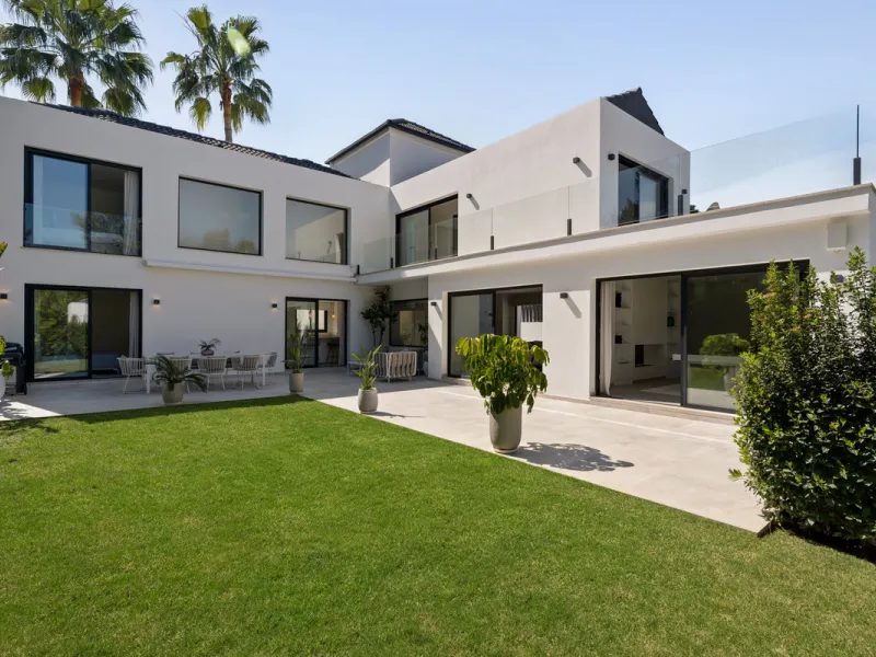 Introducing this fully renovated villa, ideally situated on a quiet cul-de-sac in the highly sought-after area of Las Brisas, just a short walk from Las Brisas Golf Club.