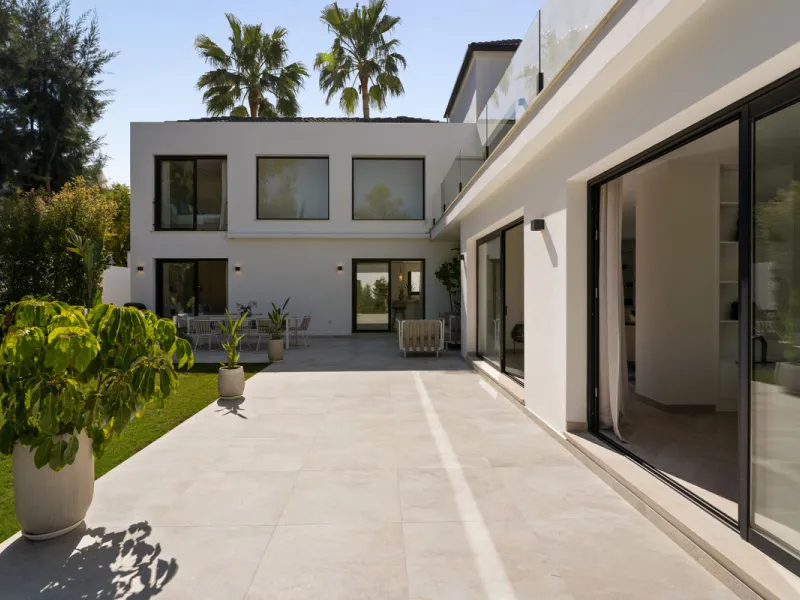Introducing this fully renovated villa, ideally situated on a quiet cul-de-sac in the highly sought-after area of Las Brisas, just a short walk from Las Brisas Golf Club.