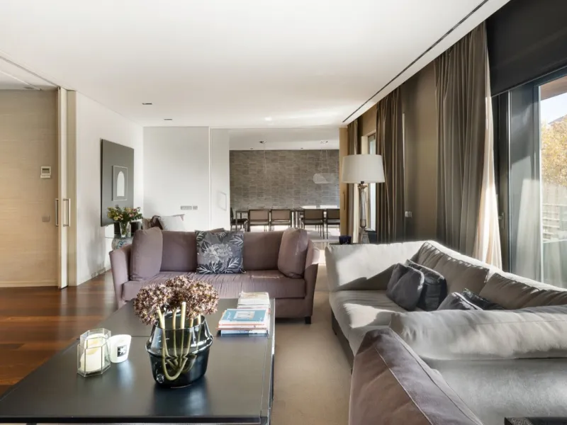 Spacious Refurbished Apartment with Terrace and Pool in Bonanova, Barcelona