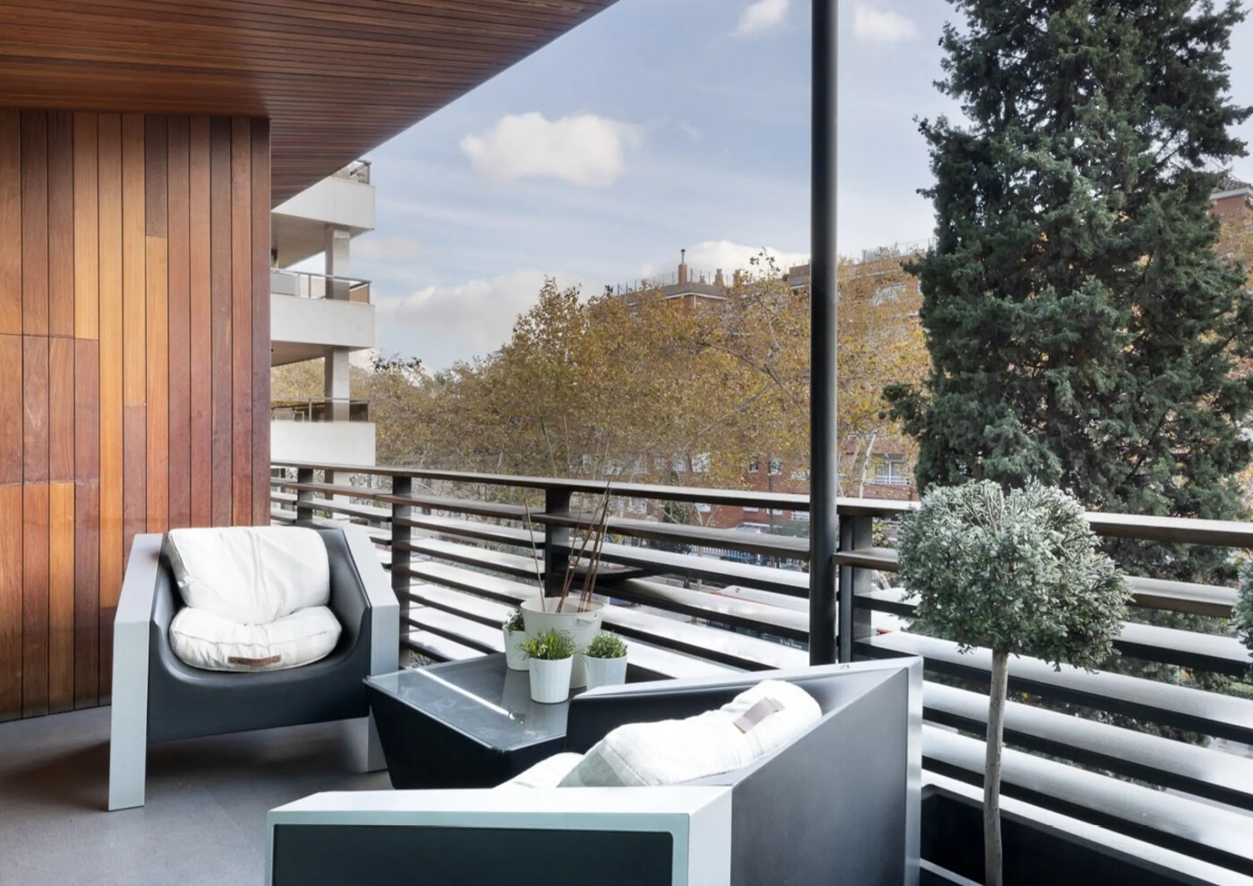 Spacious Refurbished Apartment with Terrace and Pool in Bonanova, Barcelona