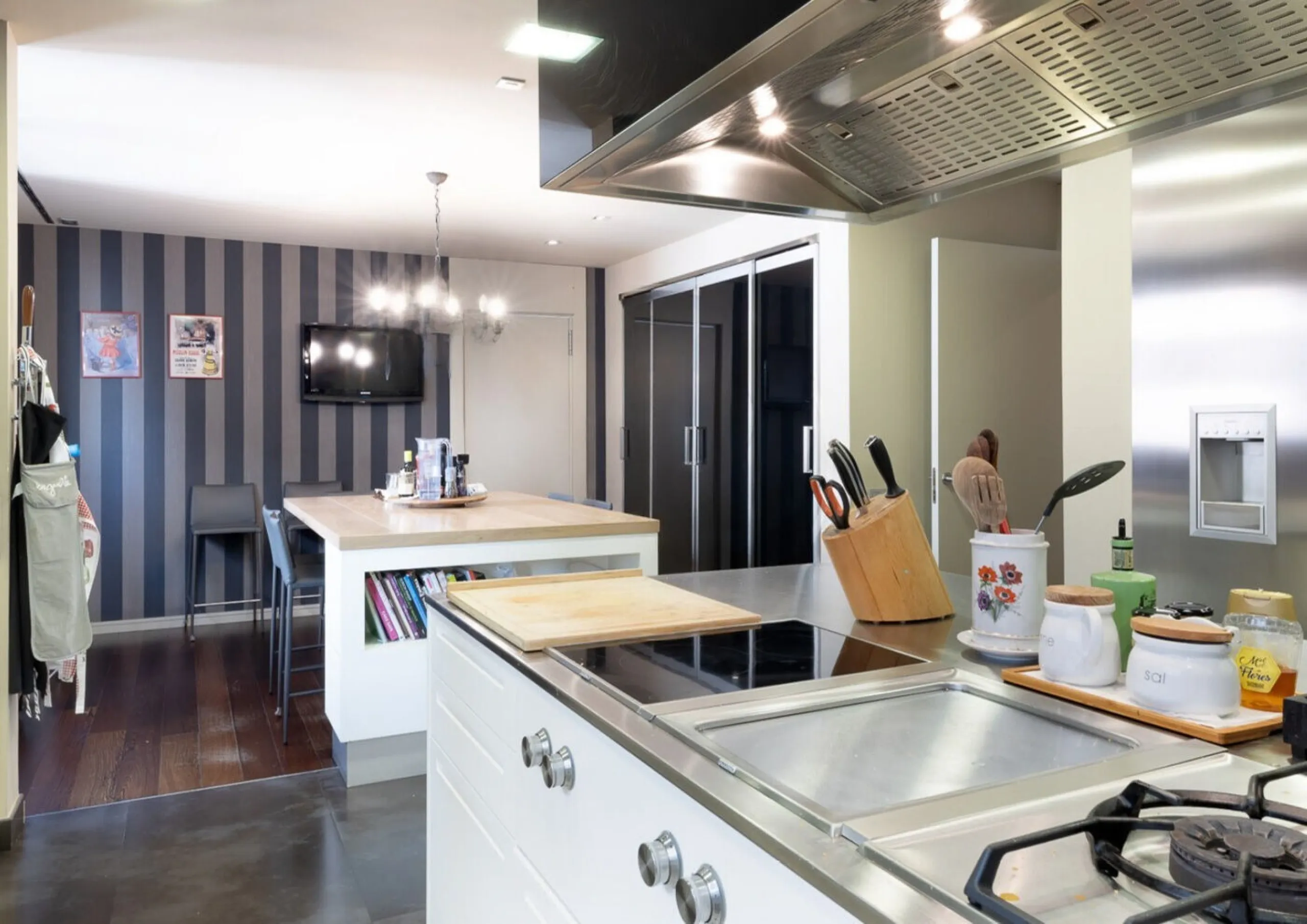 Spacious Refurbished Apartment with Terrace and Pool in Bonanova, Barcelona