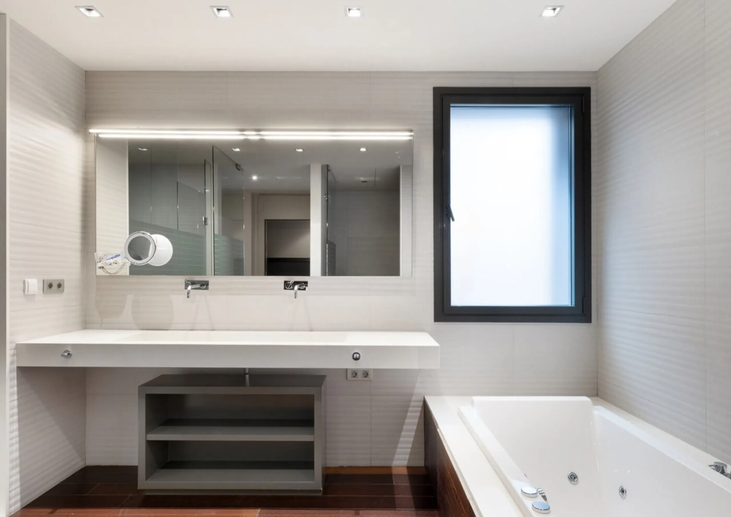 Spacious Refurbished Apartment with Terrace and Pool in Bonanova, Barcelona