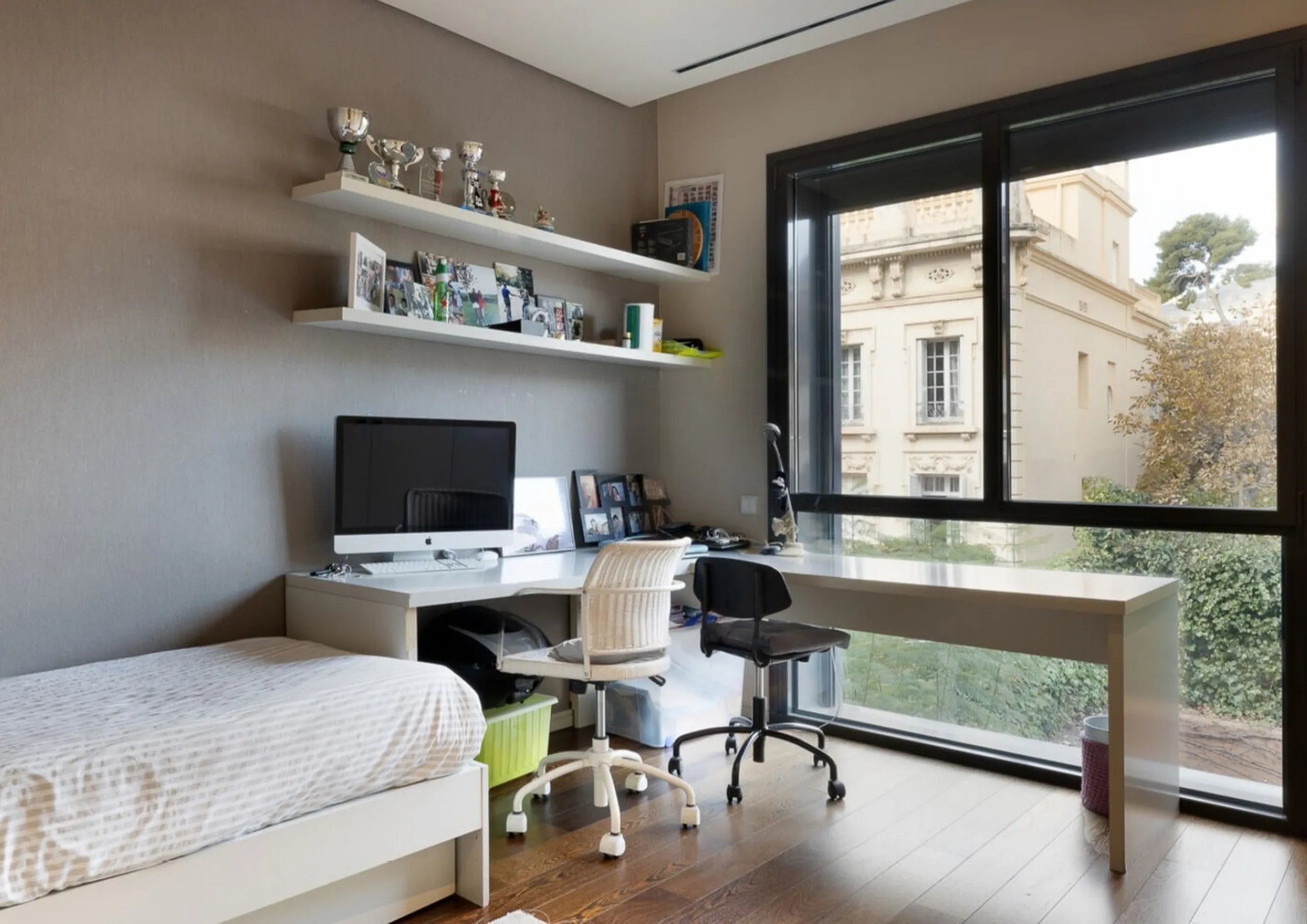 Spacious Refurbished Apartment with Terrace and Pool in Bonanova, Barcelona