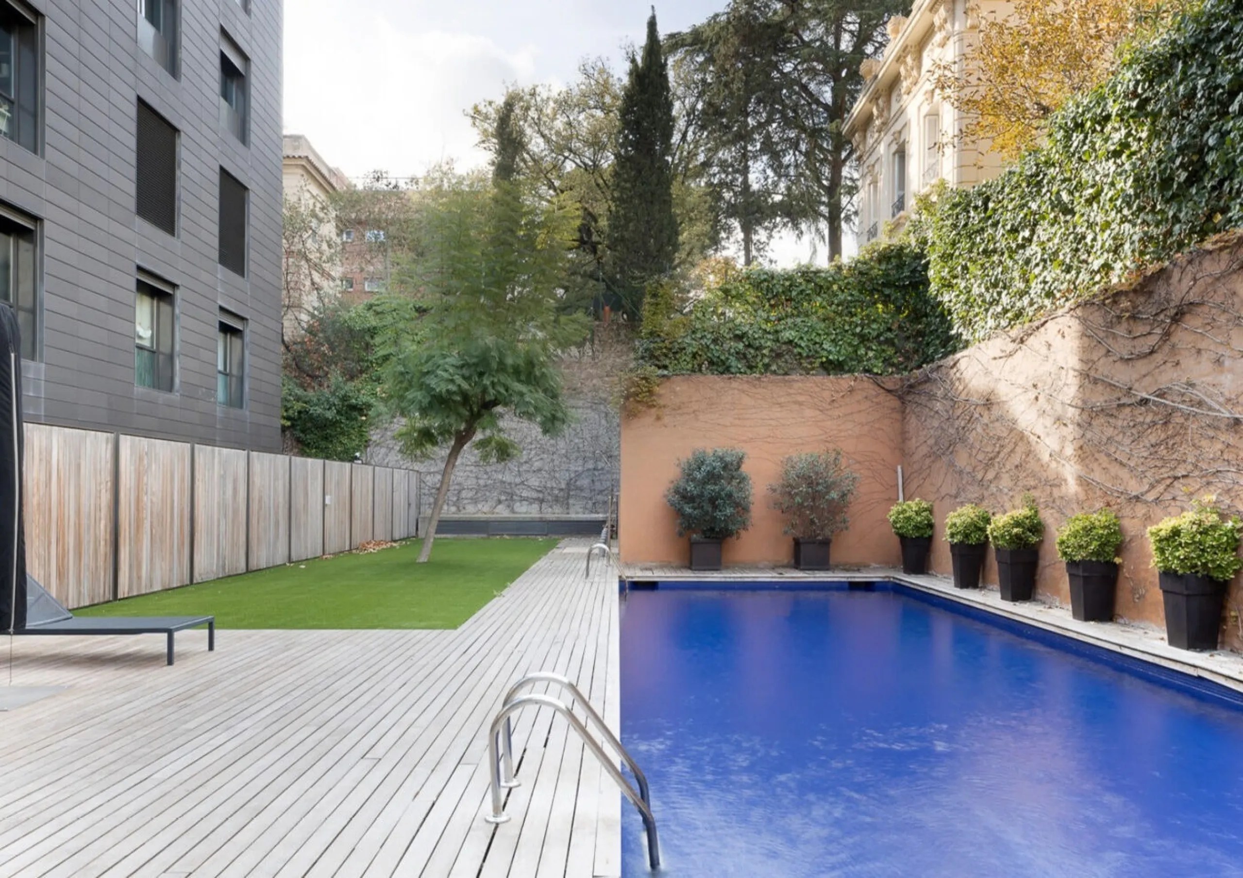 Spacious Refurbished Apartment with Terrace and Pool in Bonanova, Barcelona