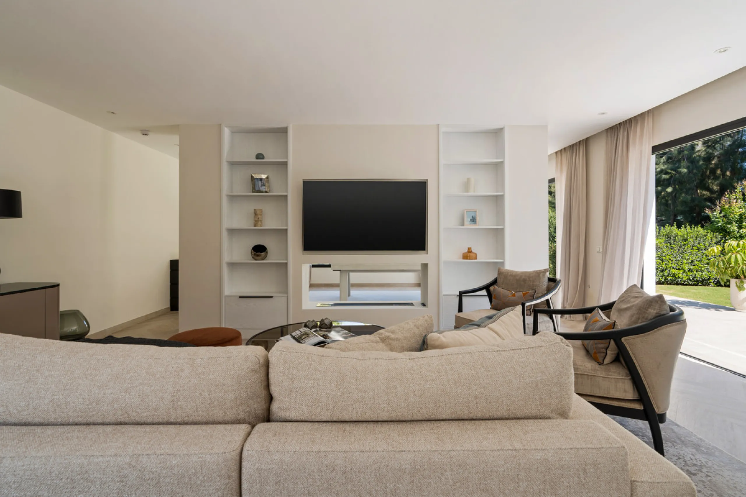 Introducing this fully renovated villa, ideally situated on a quiet cul-de-sac in the highly sought-after area of Las Brisas, just a short walk from Las Brisas Golf Club.