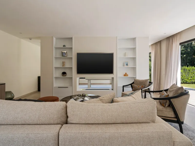 Introducing this fully renovated villa, ideally situated on a quiet cul-de-sac in the highly sought-after area of Las Brisas, just a short walk from Las Brisas Golf Club.