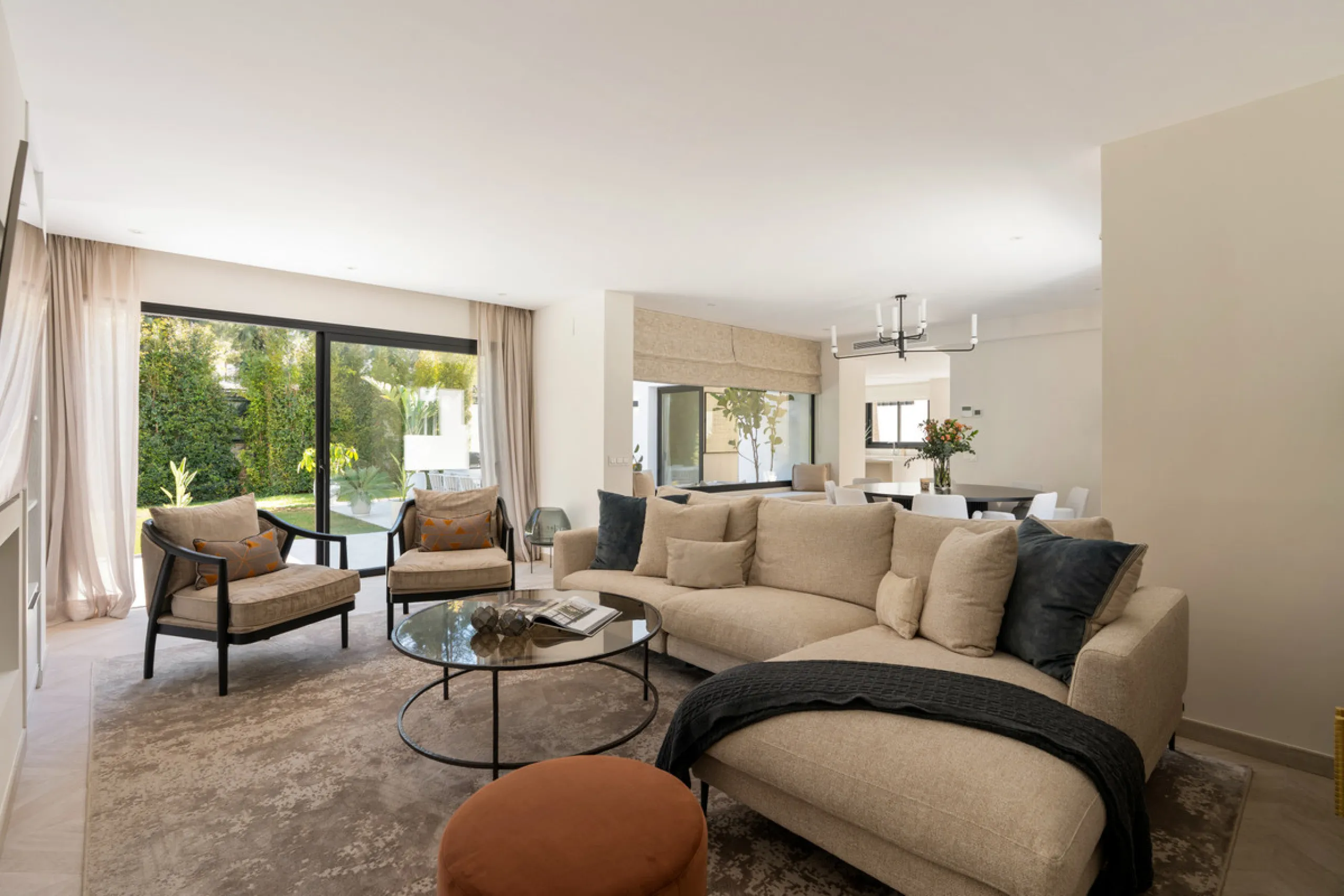 Introducing this fully renovated villa, ideally situated on a quiet cul-de-sac in the highly sought-after area of Las Brisas, just a short walk from Las Brisas Golf Club.