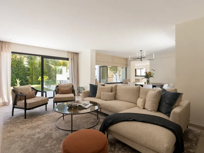Introducing this fully renovated villa, ideally situated on a quiet cul-de-sac in the highly sought-after area of Las Brisas, just a short walk from Las Brisas Golf Club.
