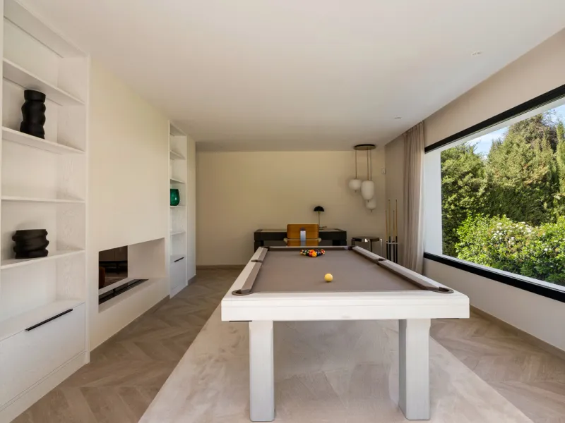 Introducing this fully renovated villa, ideally situated on a quiet cul-de-sac in the highly sought-after area of Las Brisas, just a short walk from Las Brisas Golf Club.