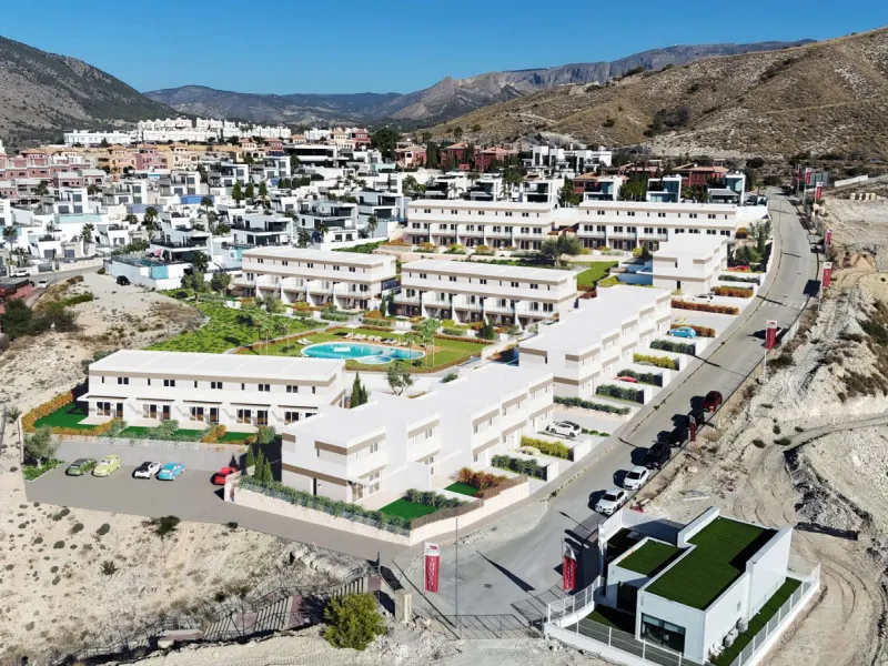 Современный таунхаус с собственным садом и видом на море в Finestrat, Alicante