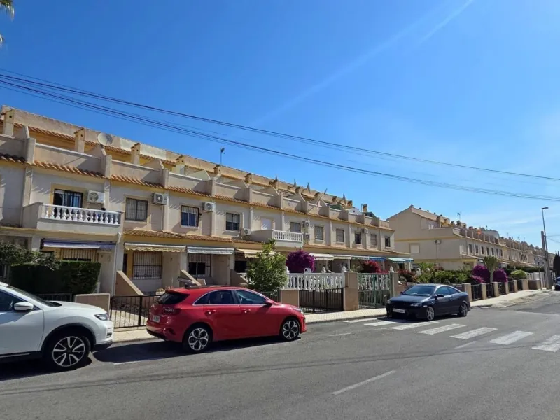 Просторный таунхаус с собственным солярием и бассейном в Villamartín, Orihuela Costa