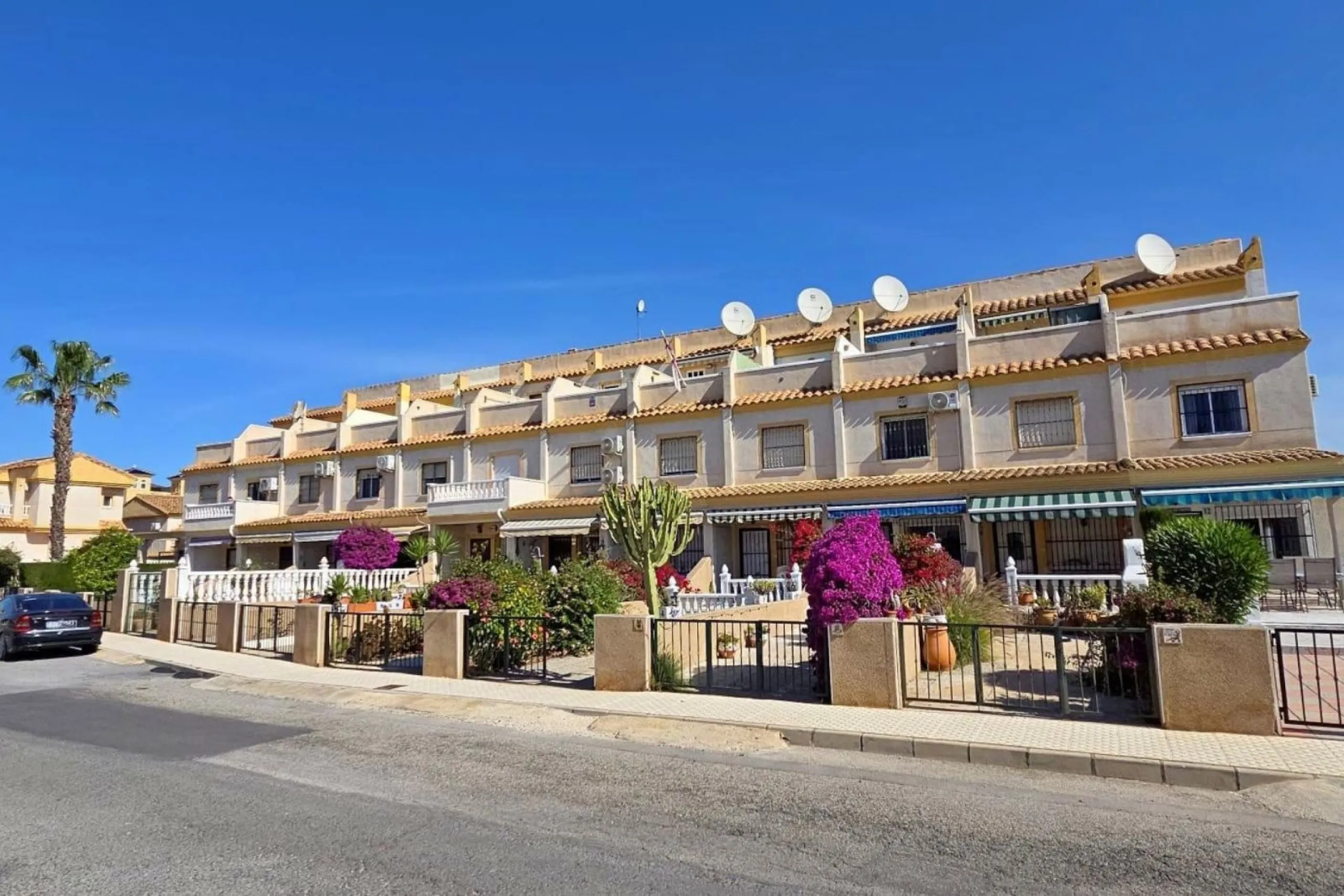 Просторный таунхаус с собственным солярием и бассейном в Villamartín, Orihuela Costa
