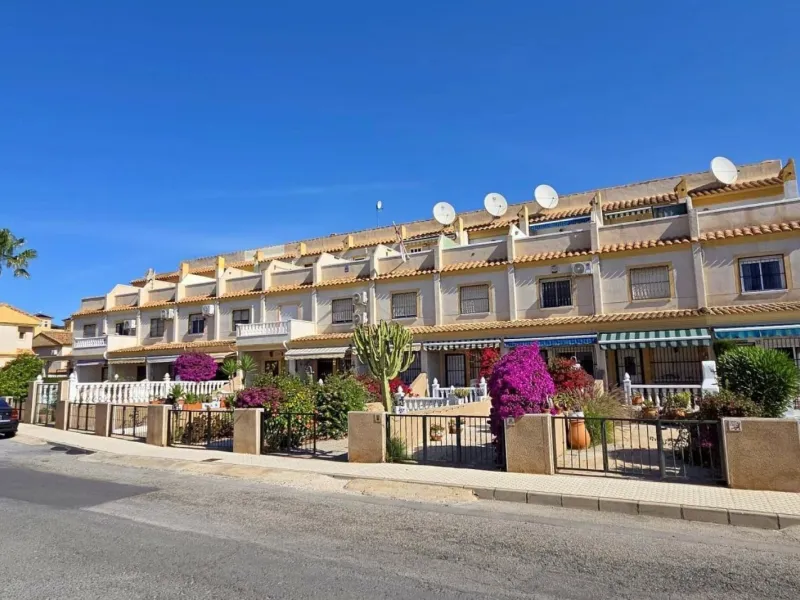 Просторный таунхаус с собственным солярием и бассейном в Villamartín, Orihuela Costa