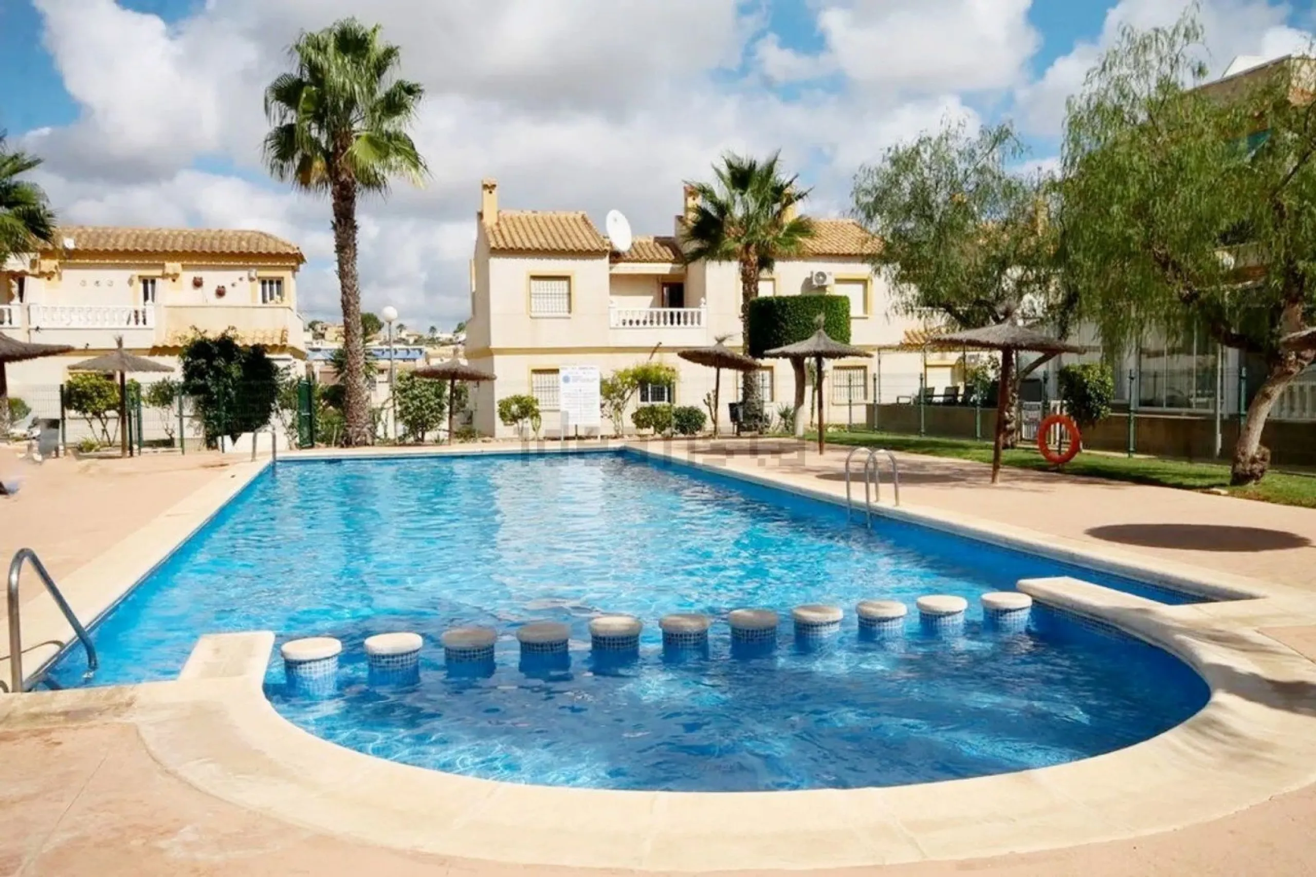 Просторный таунхаус с собственным солярием и бассейном в Villamartín, Orihuela Costa