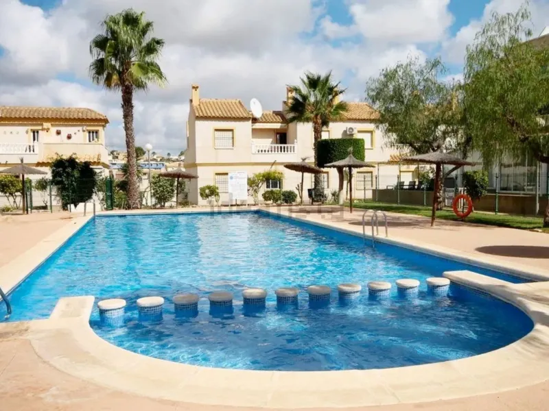 Просторный таунхаус с собственным солярием и бассейном в Villamartín, Orihuela Costa