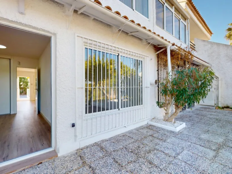 Отремонтированный бунгало на первом этаже рядом с гольф-полем Villamartín, Orihuela Costa