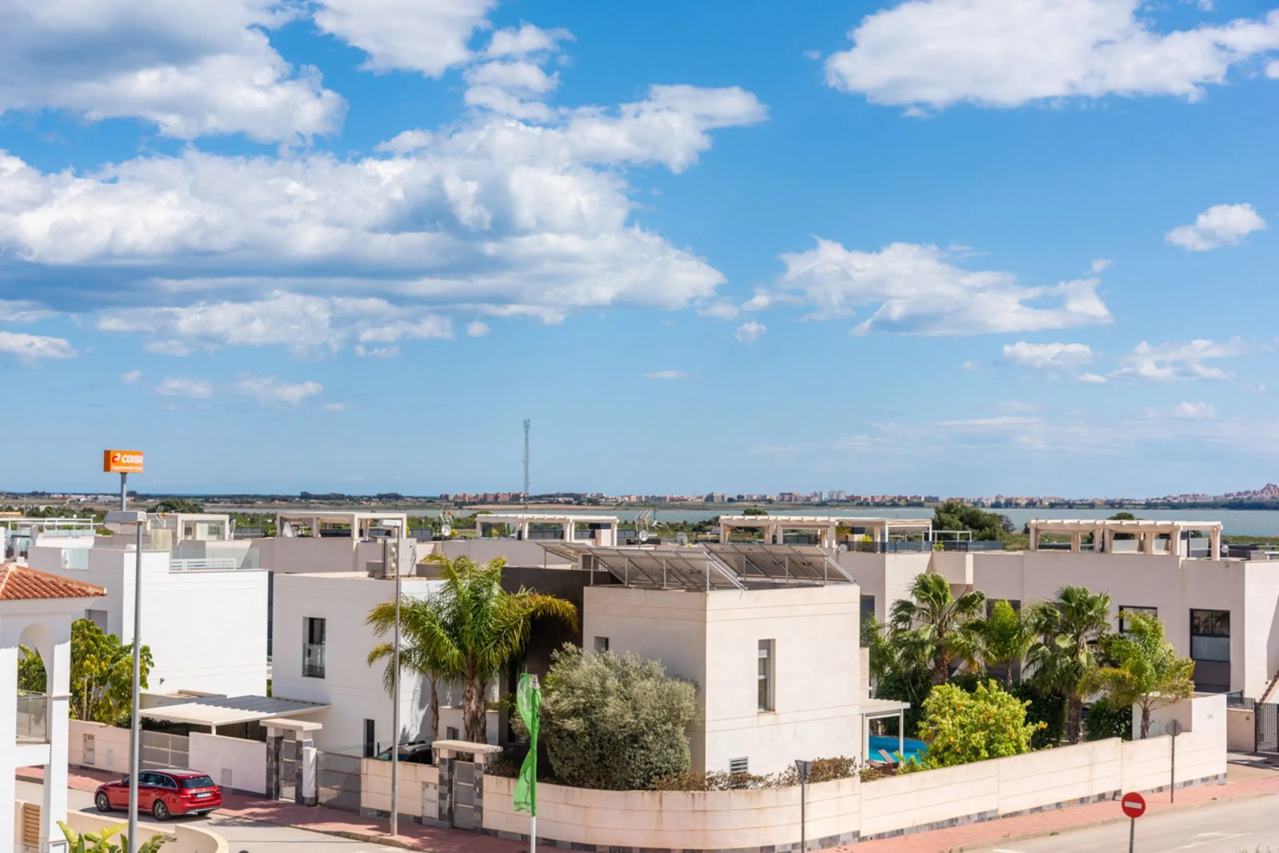 Современная вилла готовая к заселению в Los Montesinos, Alicante