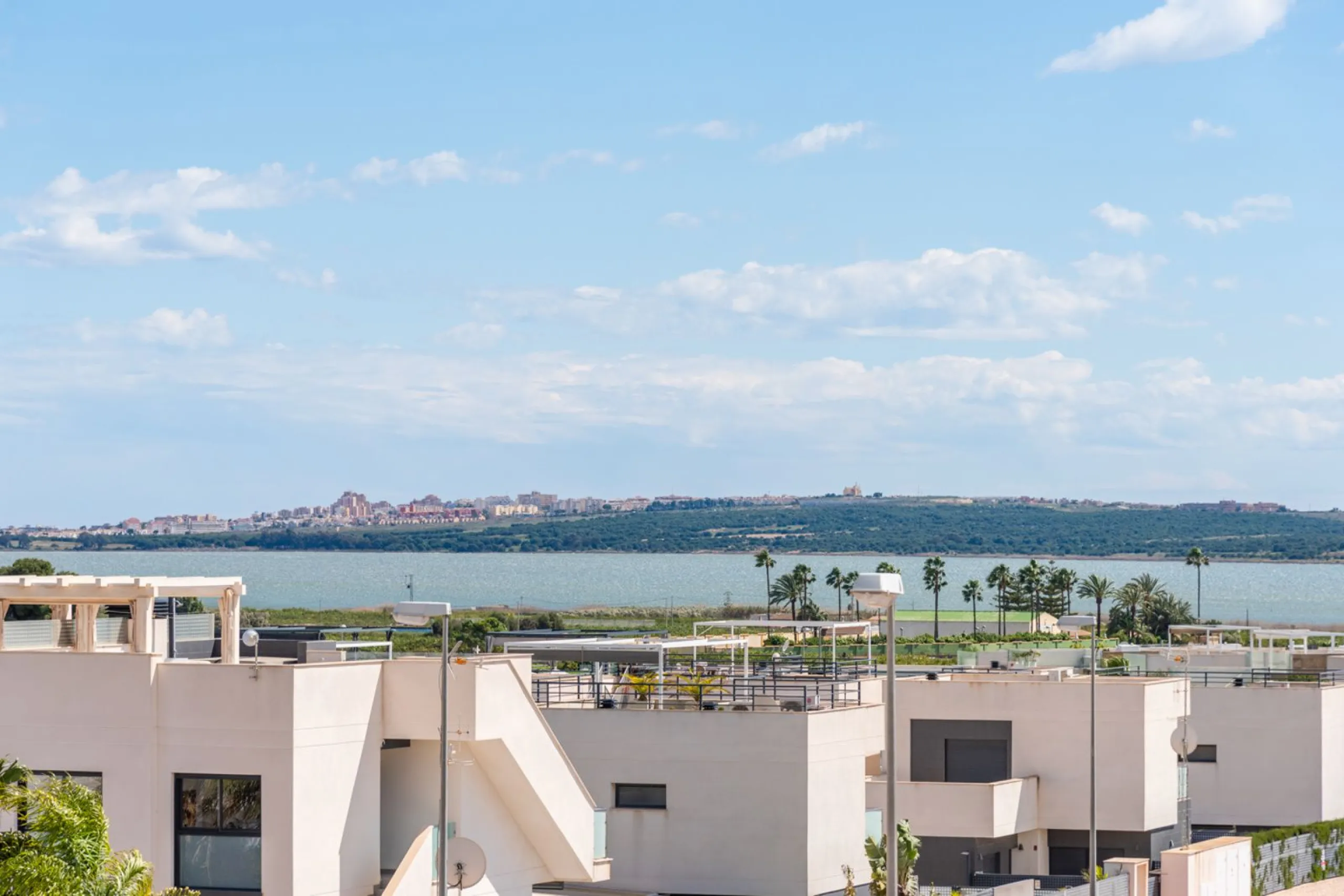 Современная вилла готовая к заселению в Los Montesinos, Alicante