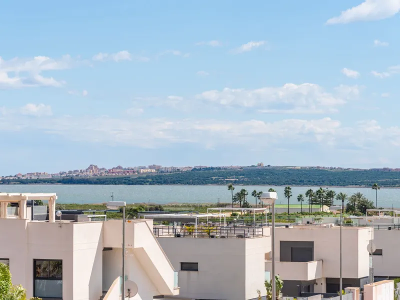 Современная вилла готовая к заселению в Los Montesinos, Alicante