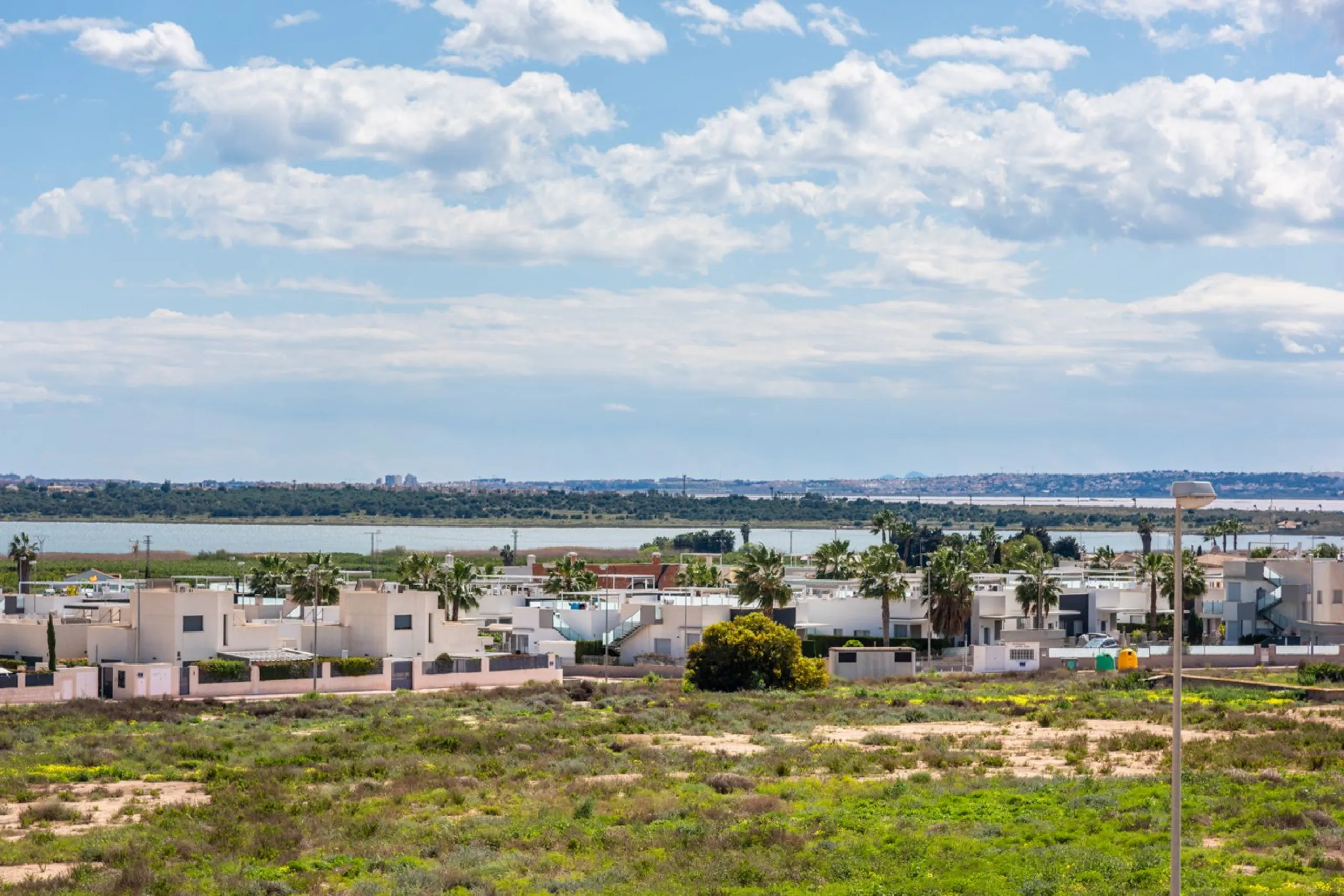 Современная вилла готовая к заселению в Los Montesinos, Alicante