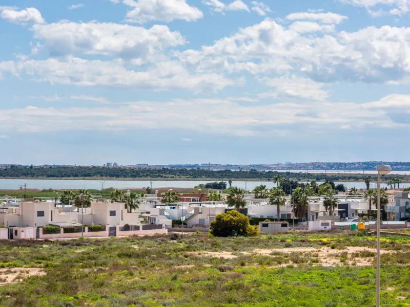 Современная вилла готовая к заселению в Los Montesinos, Alicante