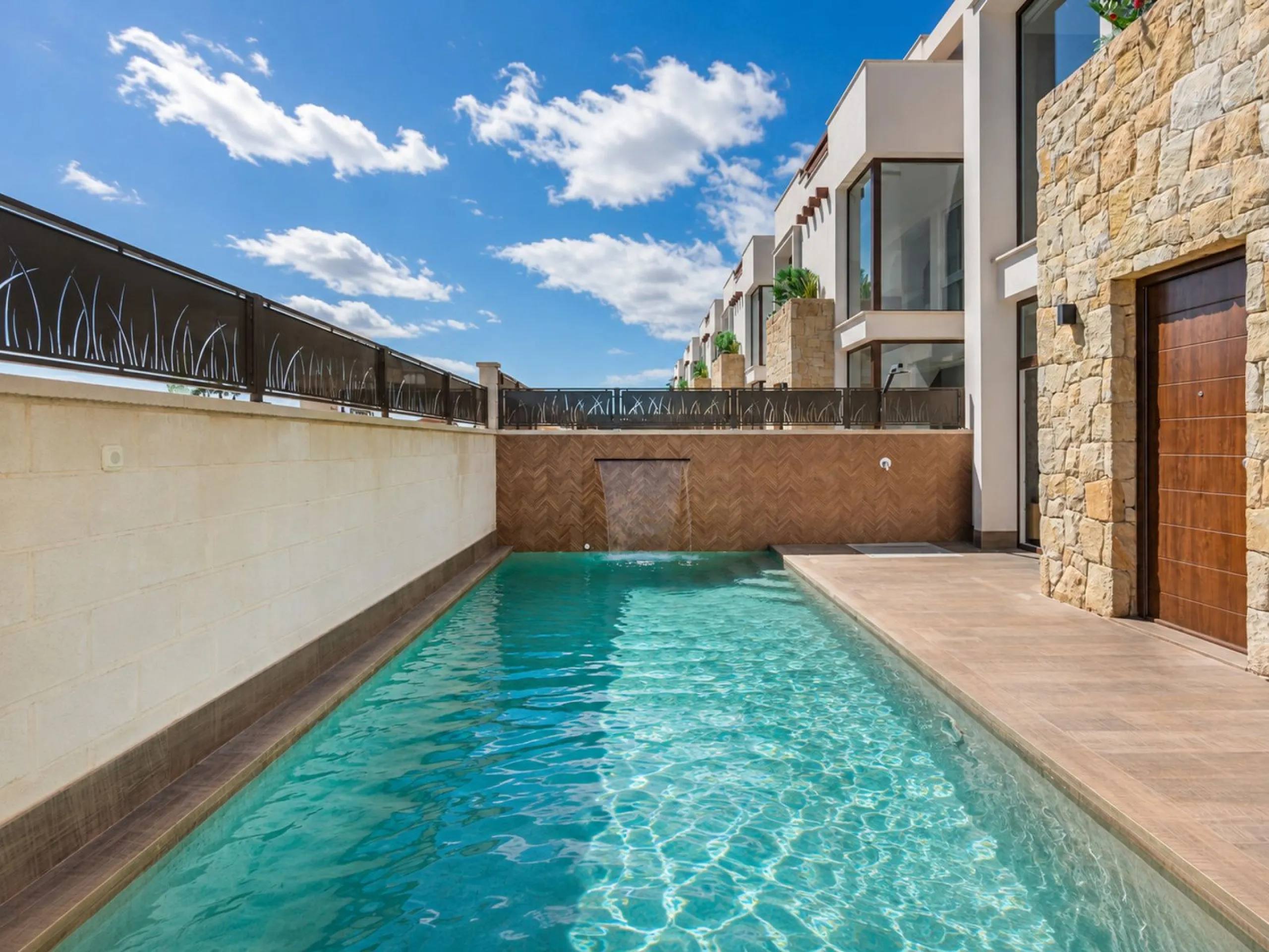 Современная вилла готовая к заселению в Los Montesinos, Alicante