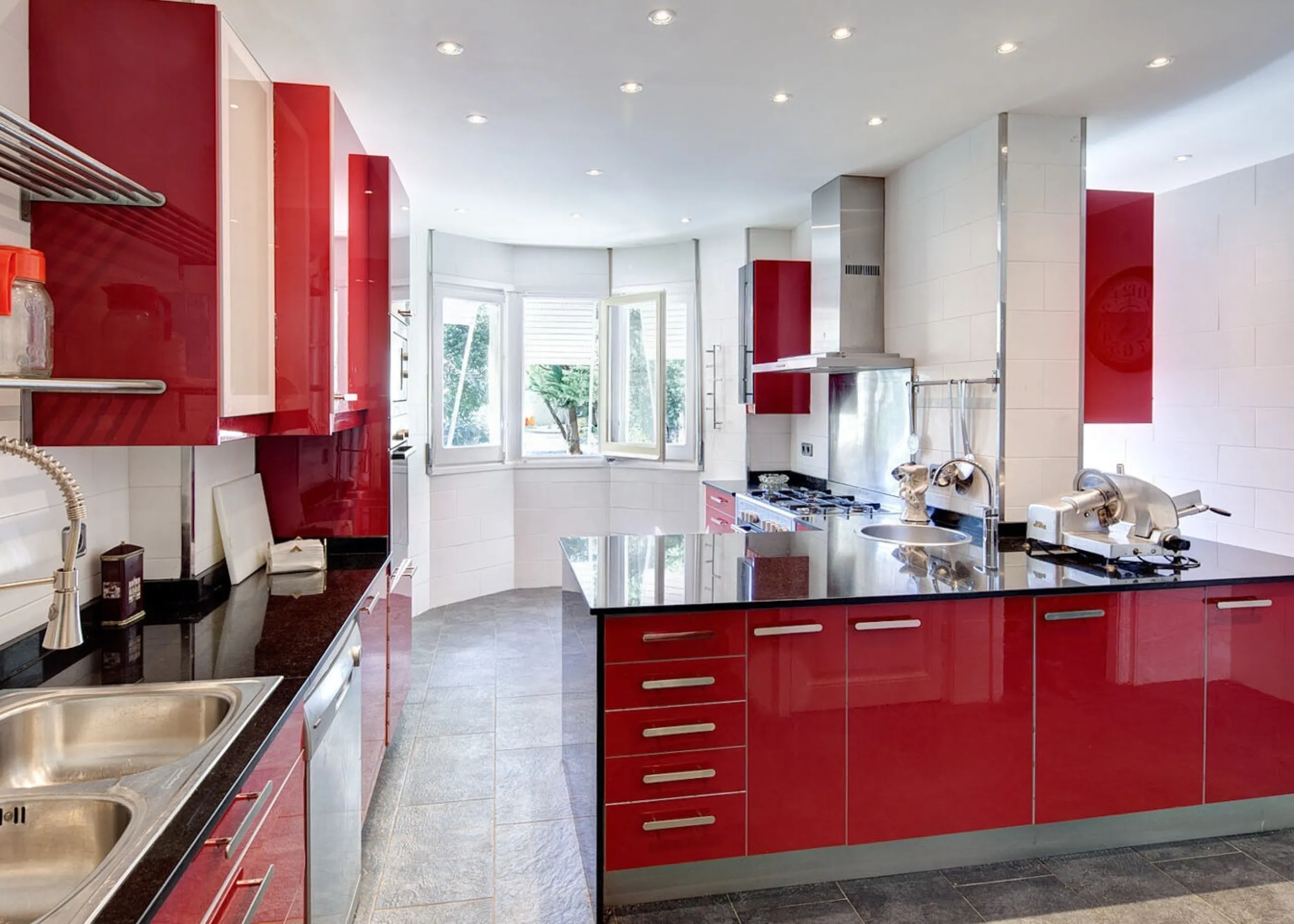 Exclusive Mansion with Garden, Pool and Guest House in Prestigious Pedralbes, Barcelona