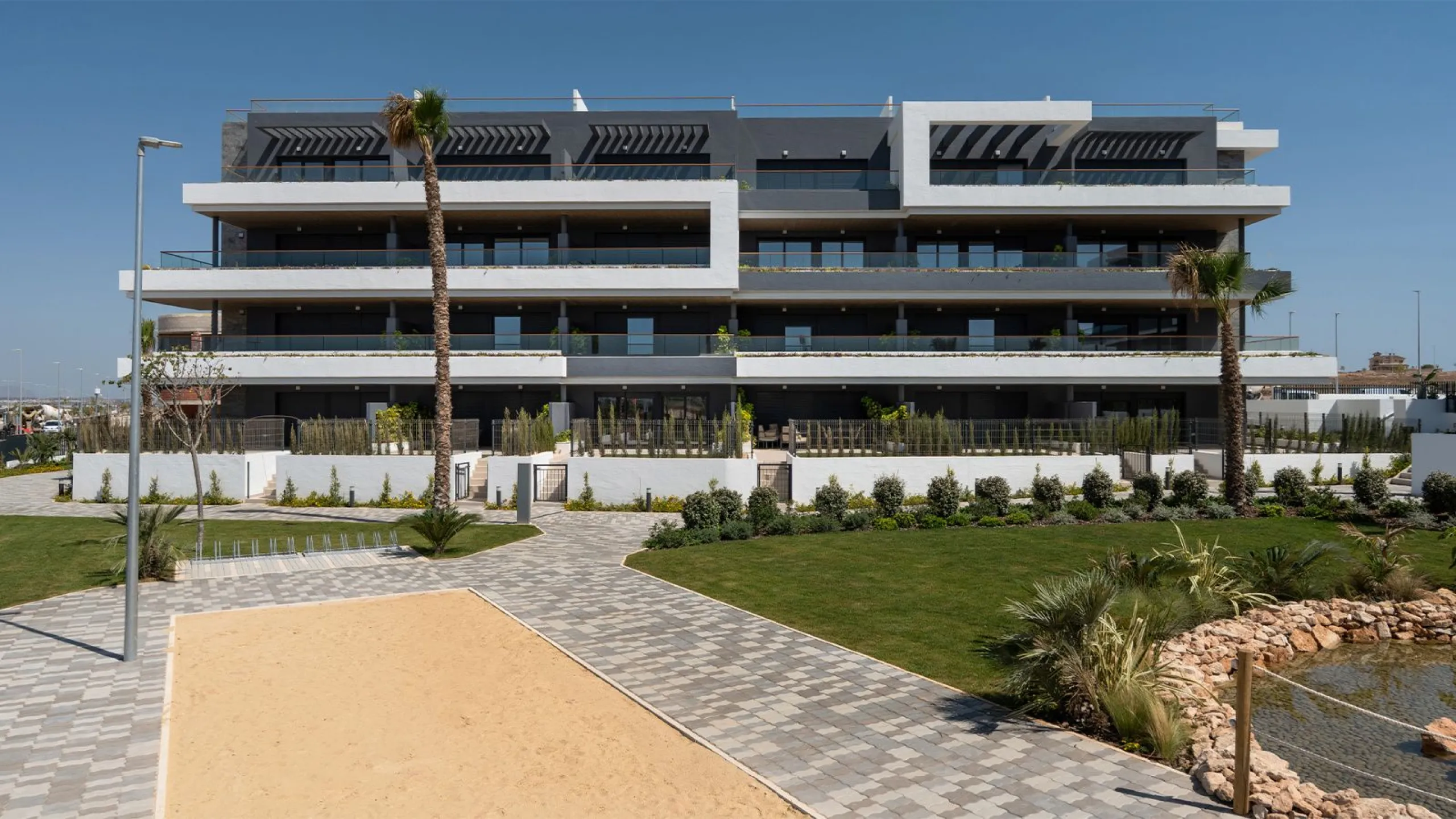 Moderne Wohnungen in einer natürlichen Umgebung zwischen Lagunen in Torrevieja, Alicante