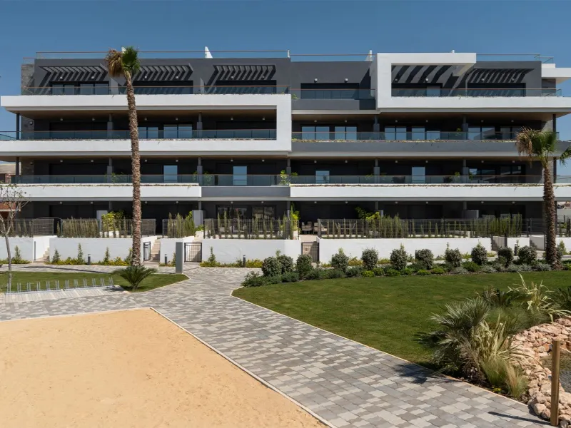 Moderne Wohnungen in einer natürlichen Umgebung zwischen Lagunen in Torrevieja, Alicante