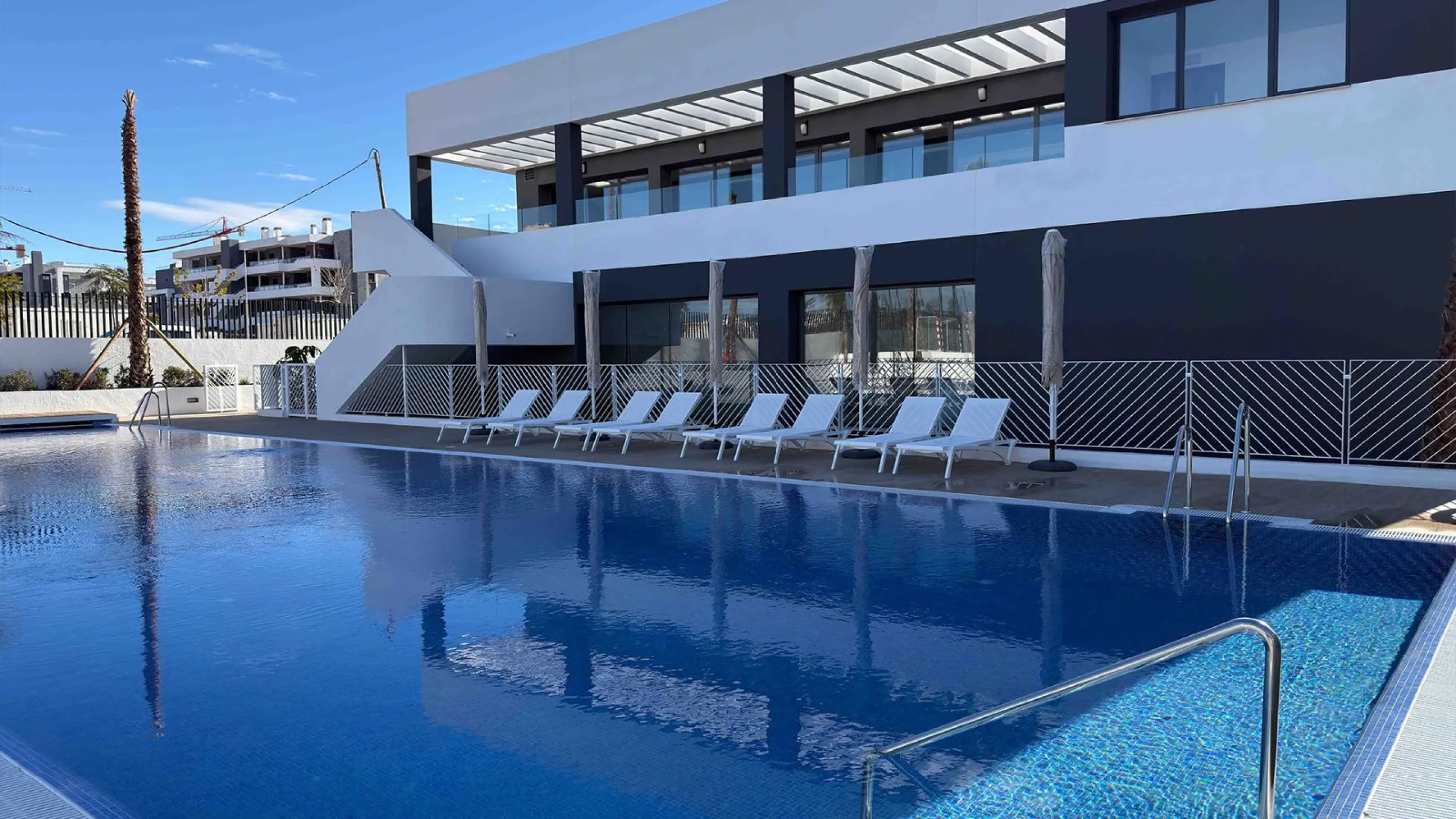 Moderne Wohnungen in einer natürlichen Umgebung zwischen Lagunen in Torrevieja, Alicante
