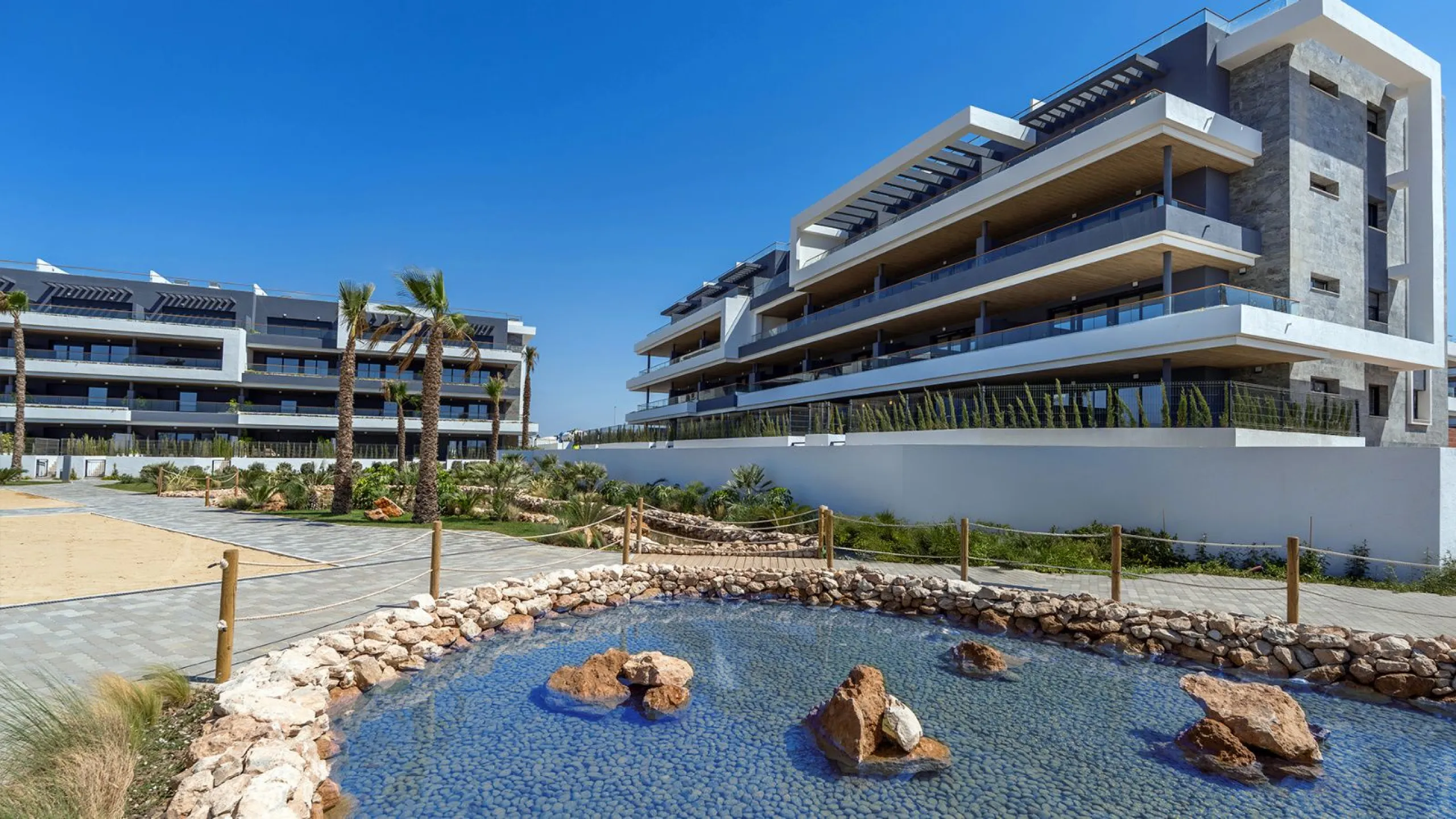 Moderne Wohnungen in einer natürlichen Umgebung zwischen Lagunen in Torrevieja, Alicante