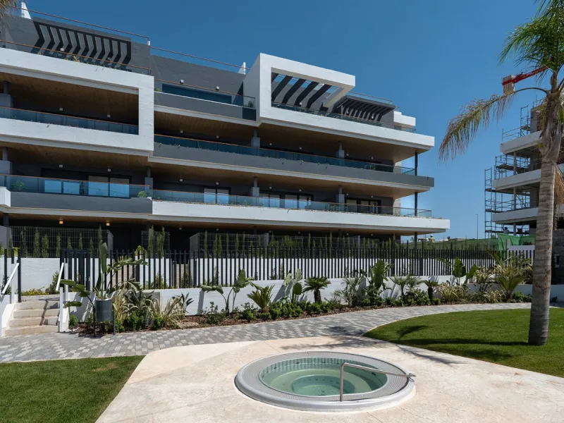 Moderne Wohnungen in einer natürlichen Umgebung zwischen Lagunen in Torrevieja, Alicante