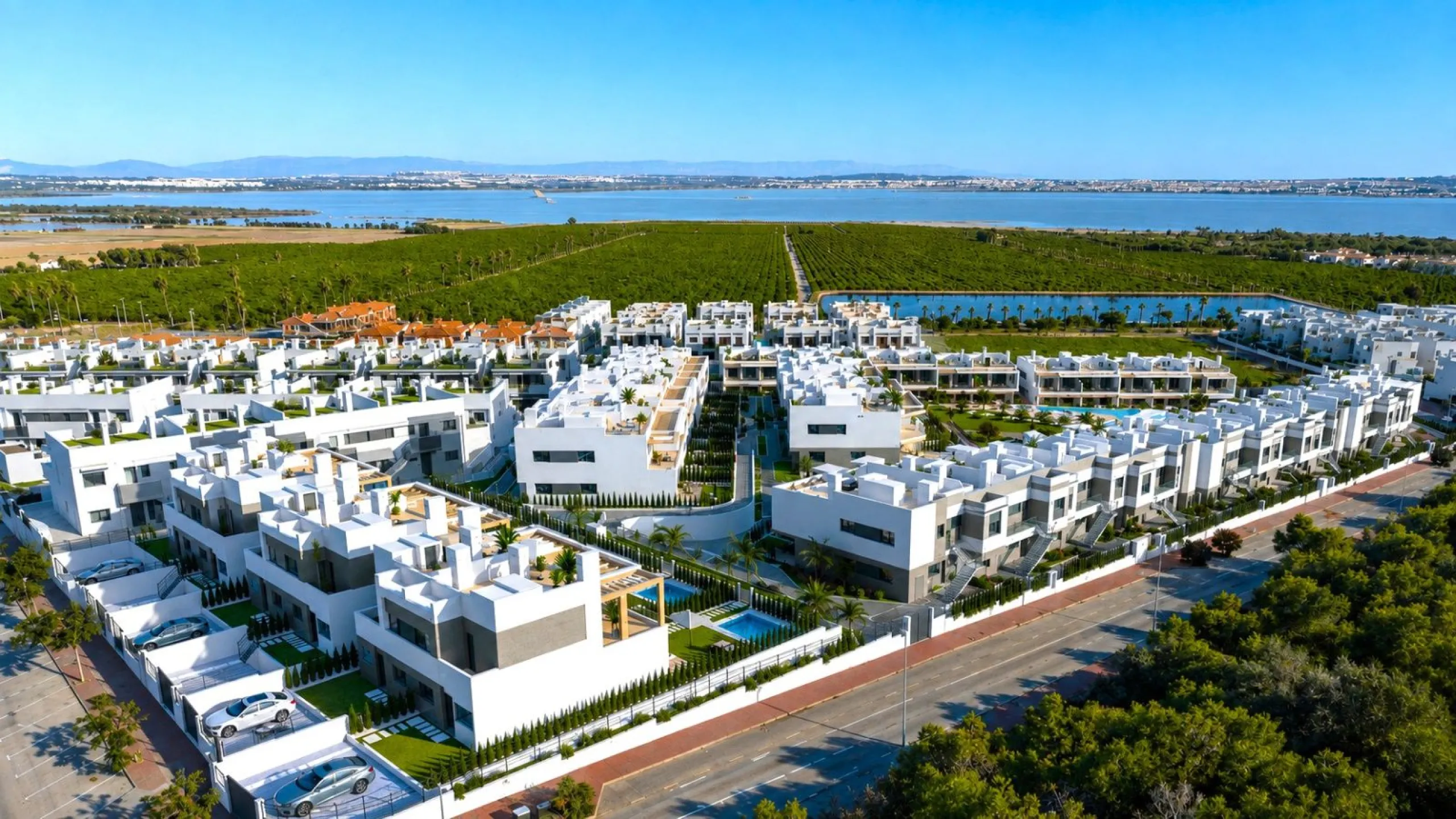 Modernos apartamentos en un entorno tranquilo junto a la Laguna Rosa en Torrevieja, Alicante