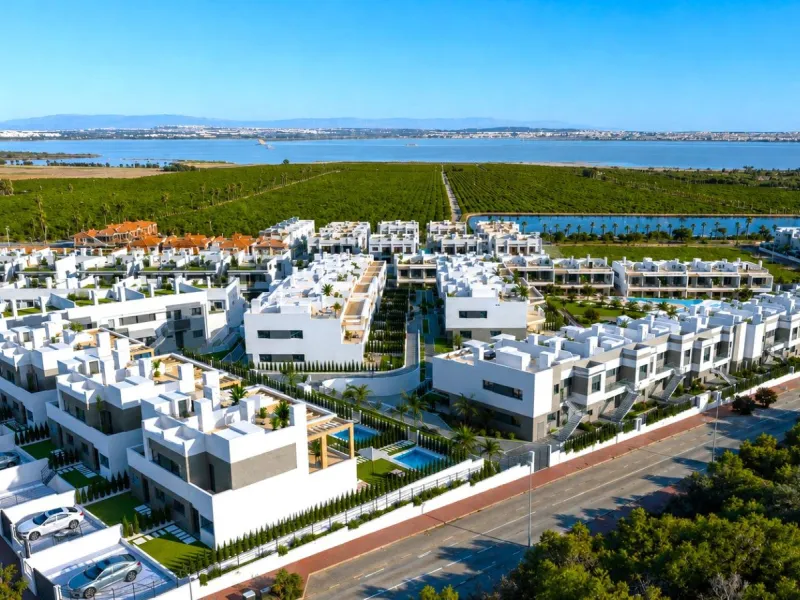 Modernos apartamentos en un entorno tranquilo junto a la Laguna Rosa en Torrevieja, Alicante