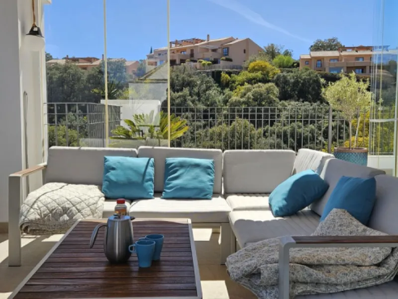 Apartment - Penthouse в продаже в Marbella, Málaga. В доме 3 спален и 2 ванных комнат. Площадь дома 114 м²