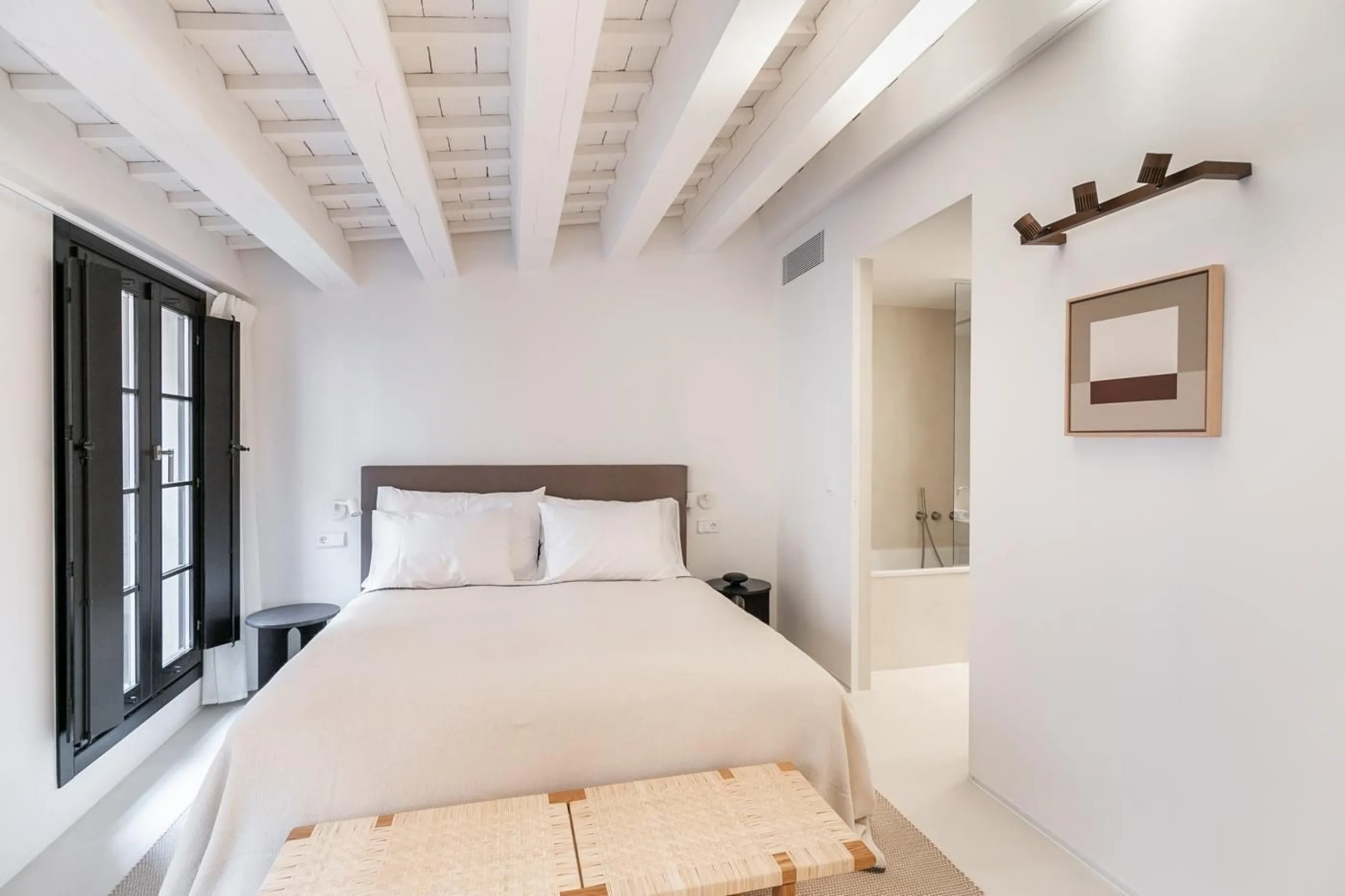 Luxury Furnished 2-Bedroom Apartment in the Gothic Quarter, Barcelona