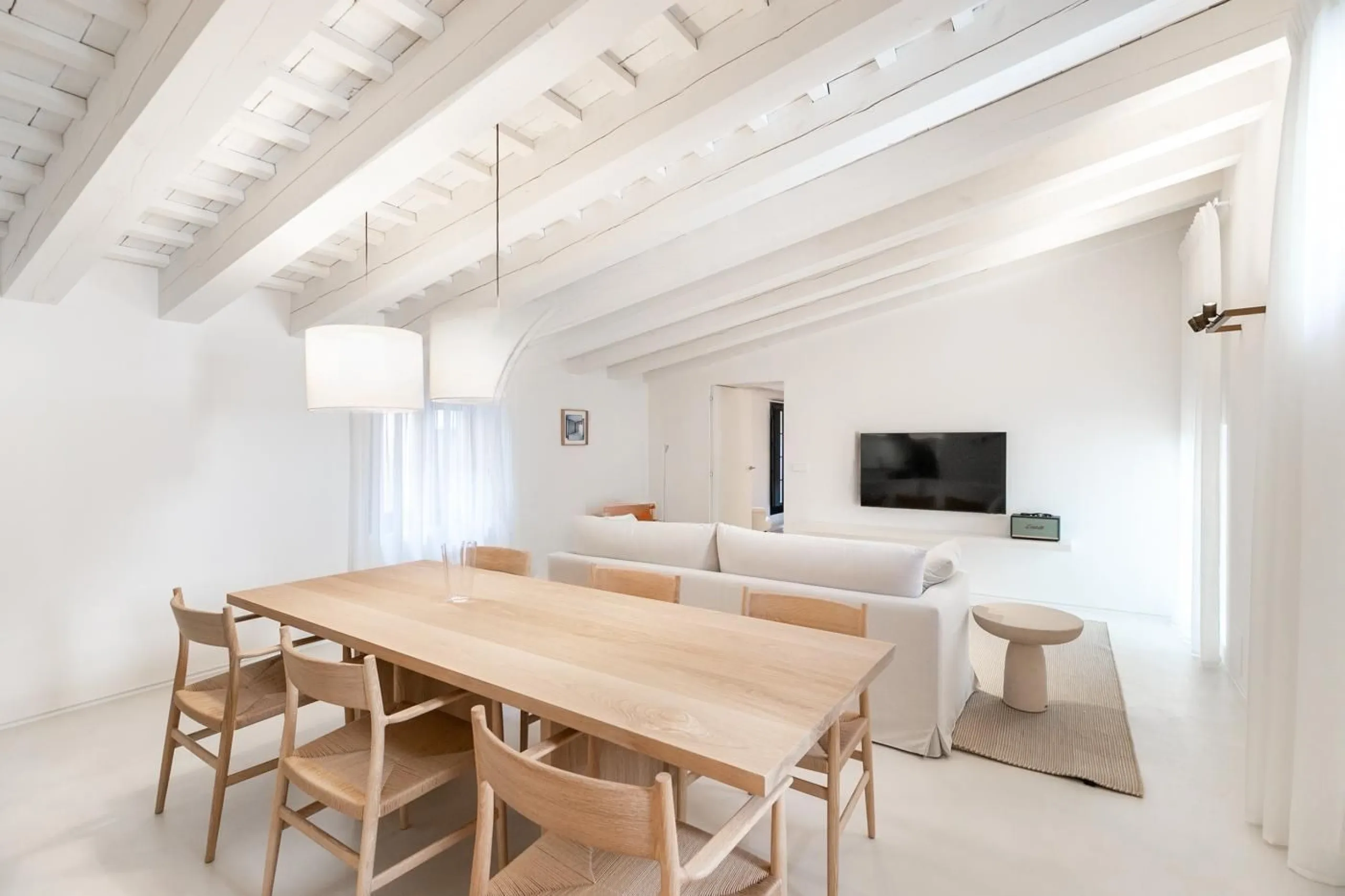 Luxury Furnished 2-Bedroom Apartment in the Gothic Quarter, Barcelona