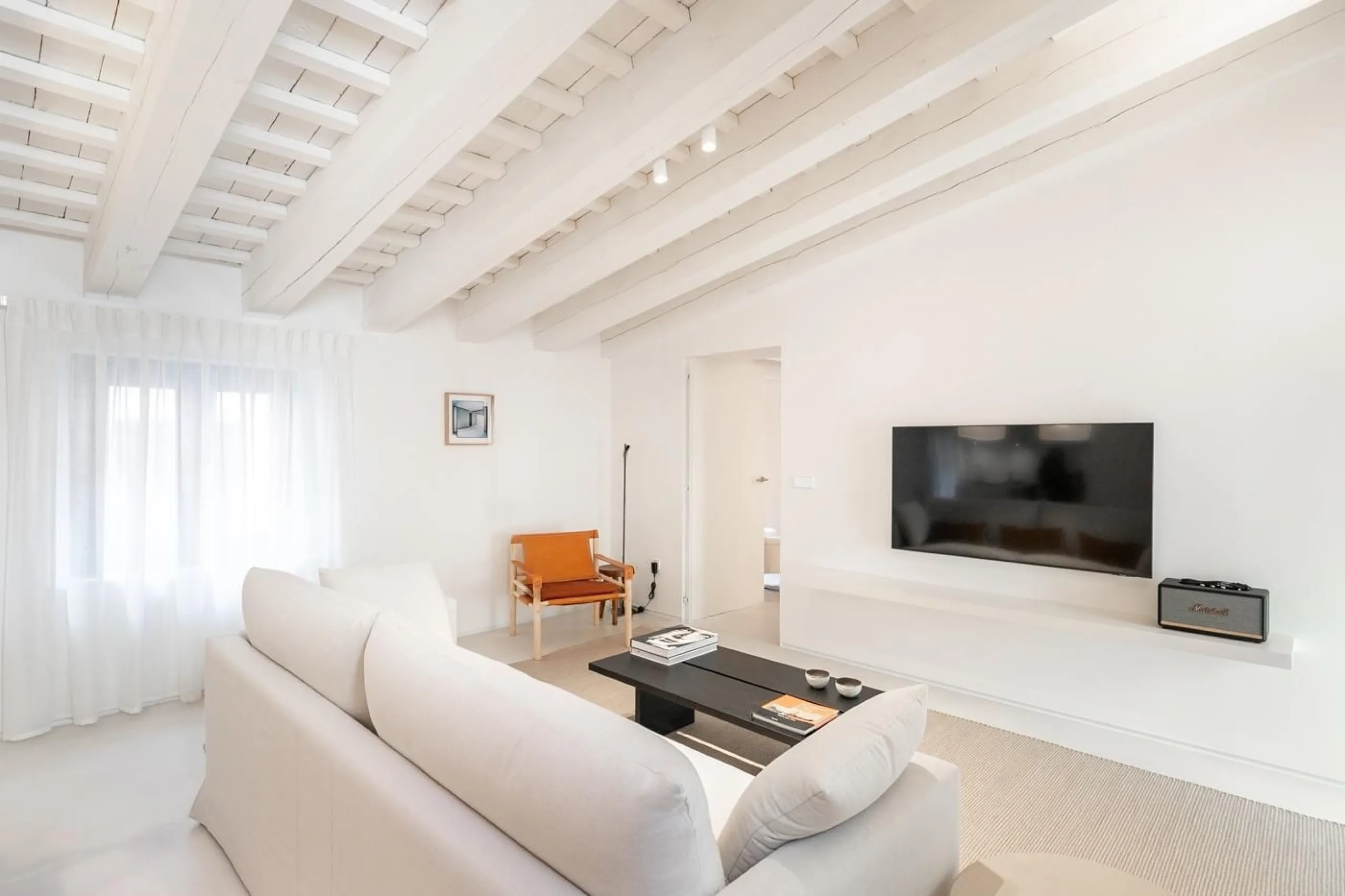 Luxury Furnished 2-Bedroom Apartment in the Gothic Quarter, Barcelona