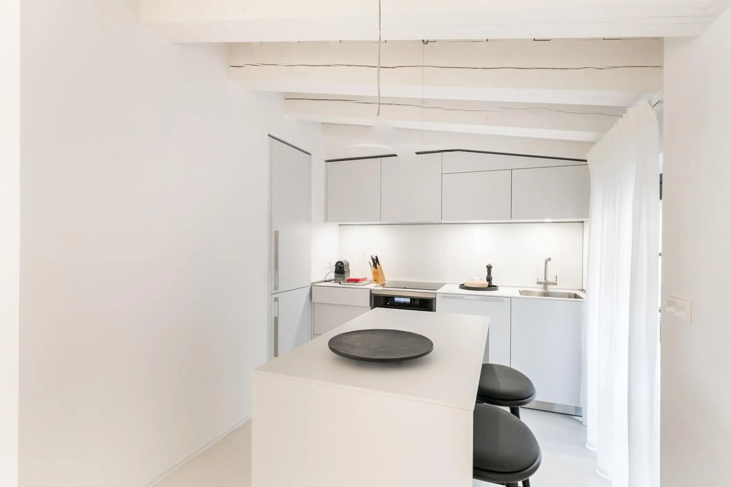 Luxury Furnished 2-Bedroom Apartment in the Gothic Quarter, Barcelona