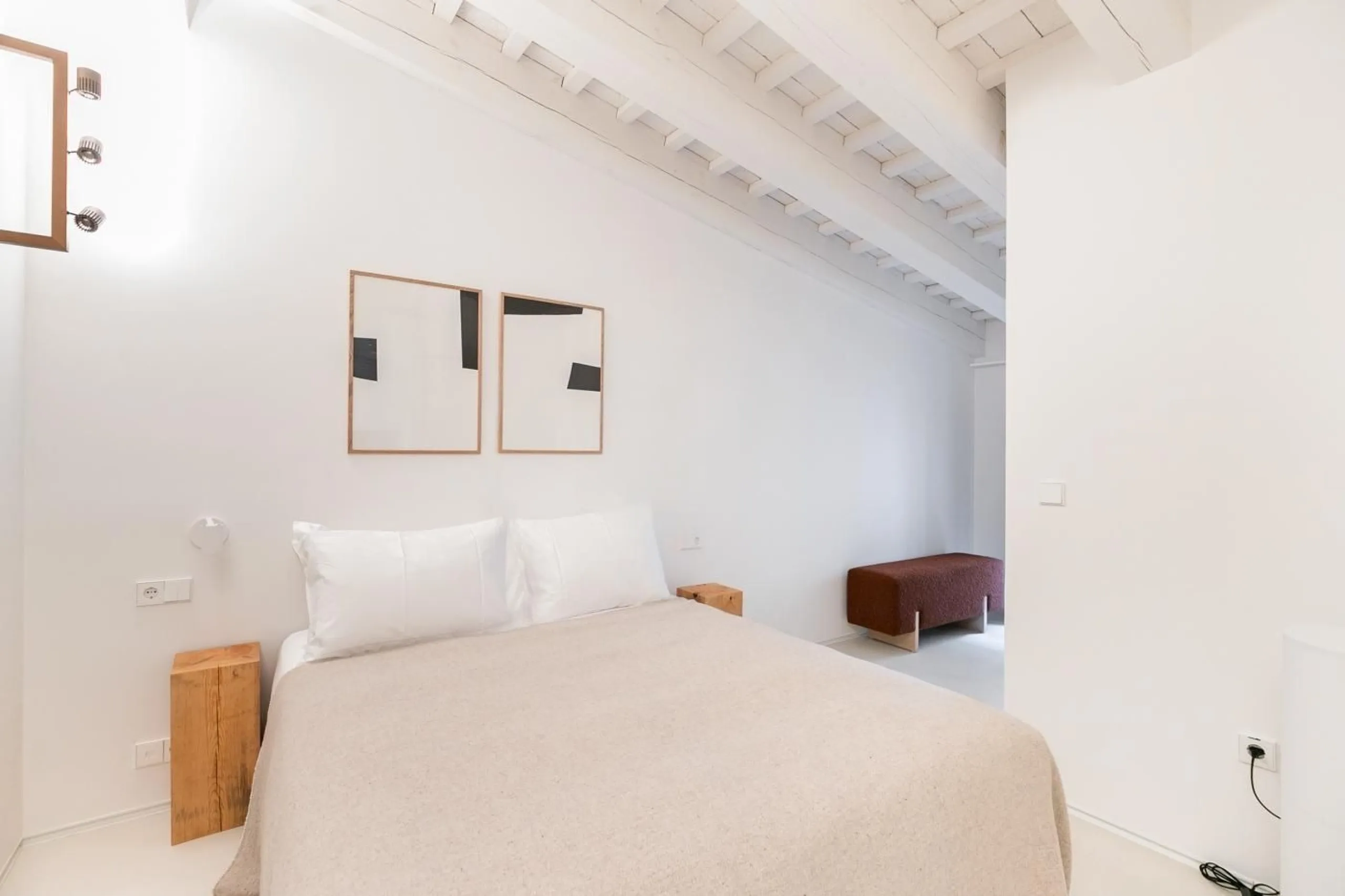 Luxury Furnished 2-Bedroom Apartment in the Gothic Quarter, Barcelona