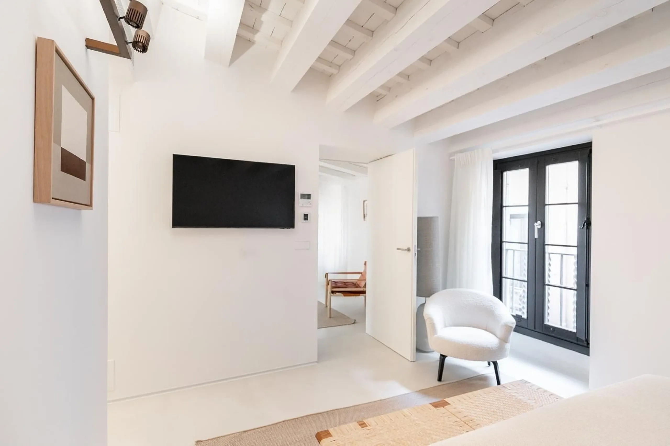 Luxury Furnished 2-Bedroom Apartment in the Gothic Quarter, Barcelona