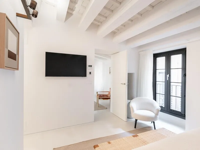 Luxury Furnished 2-Bedroom Apartment in the Gothic Quarter, Barcelona