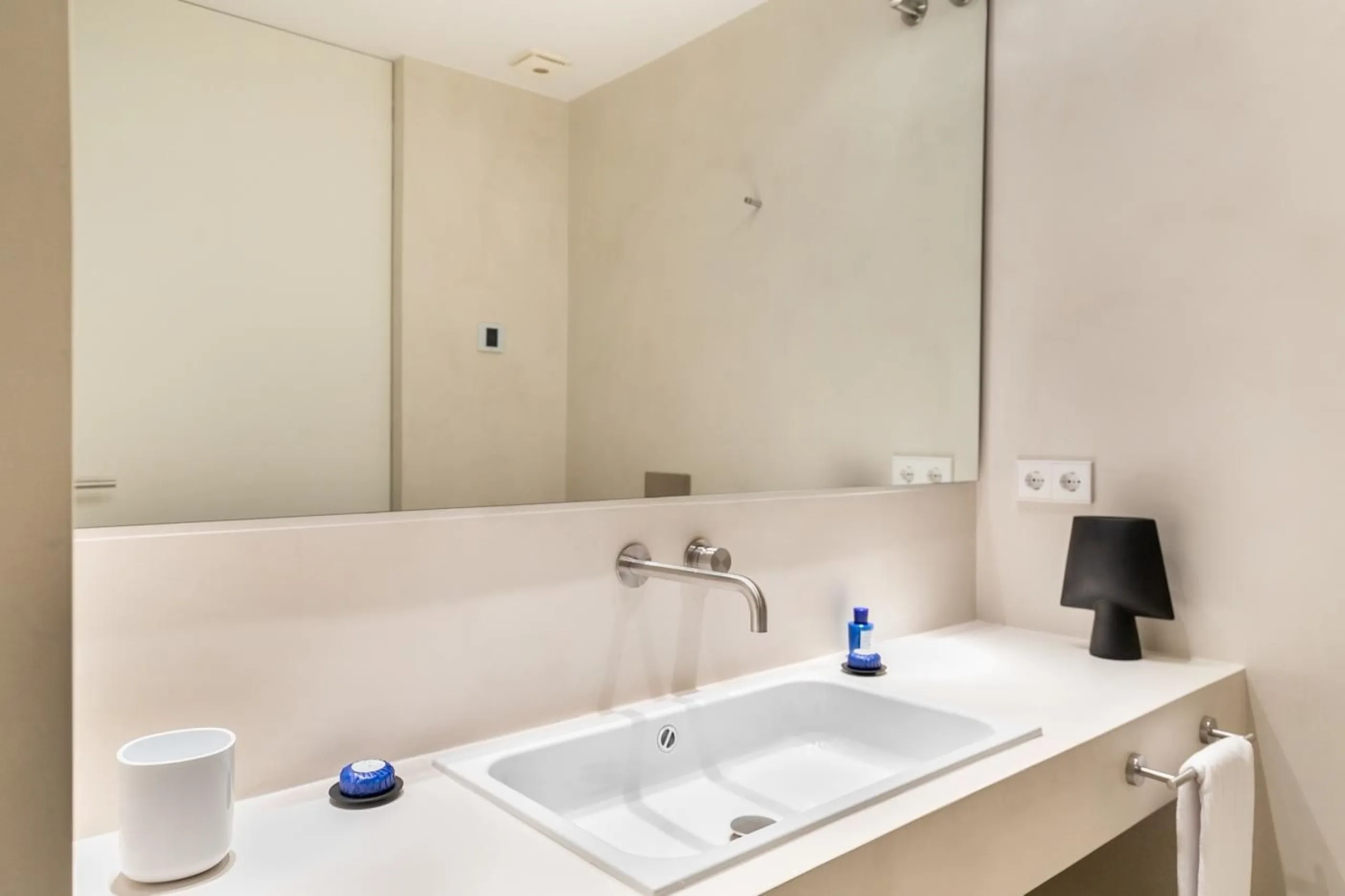 Luxury Furnished 2-Bedroom Apartment in the Gothic Quarter, Barcelona