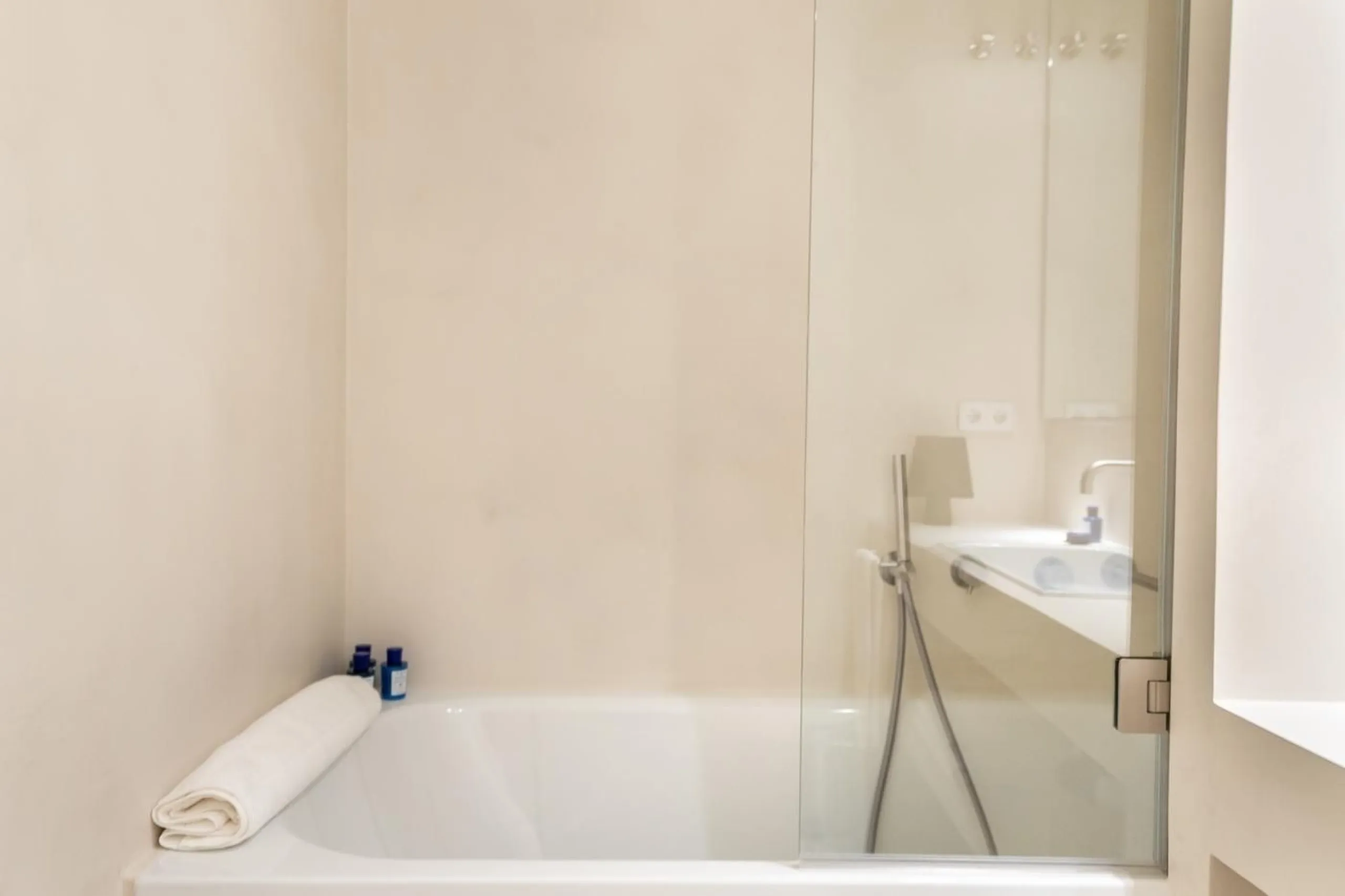 Luxury Furnished 2-Bedroom Apartment in the Gothic Quarter, Barcelona