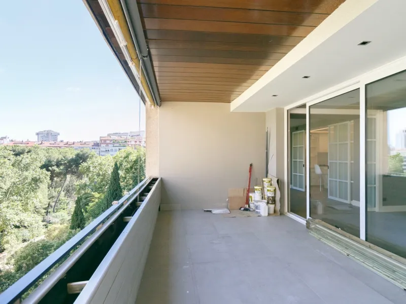 Elegant High-Floor Apartment with Park Views in Turó Park, Barcelona