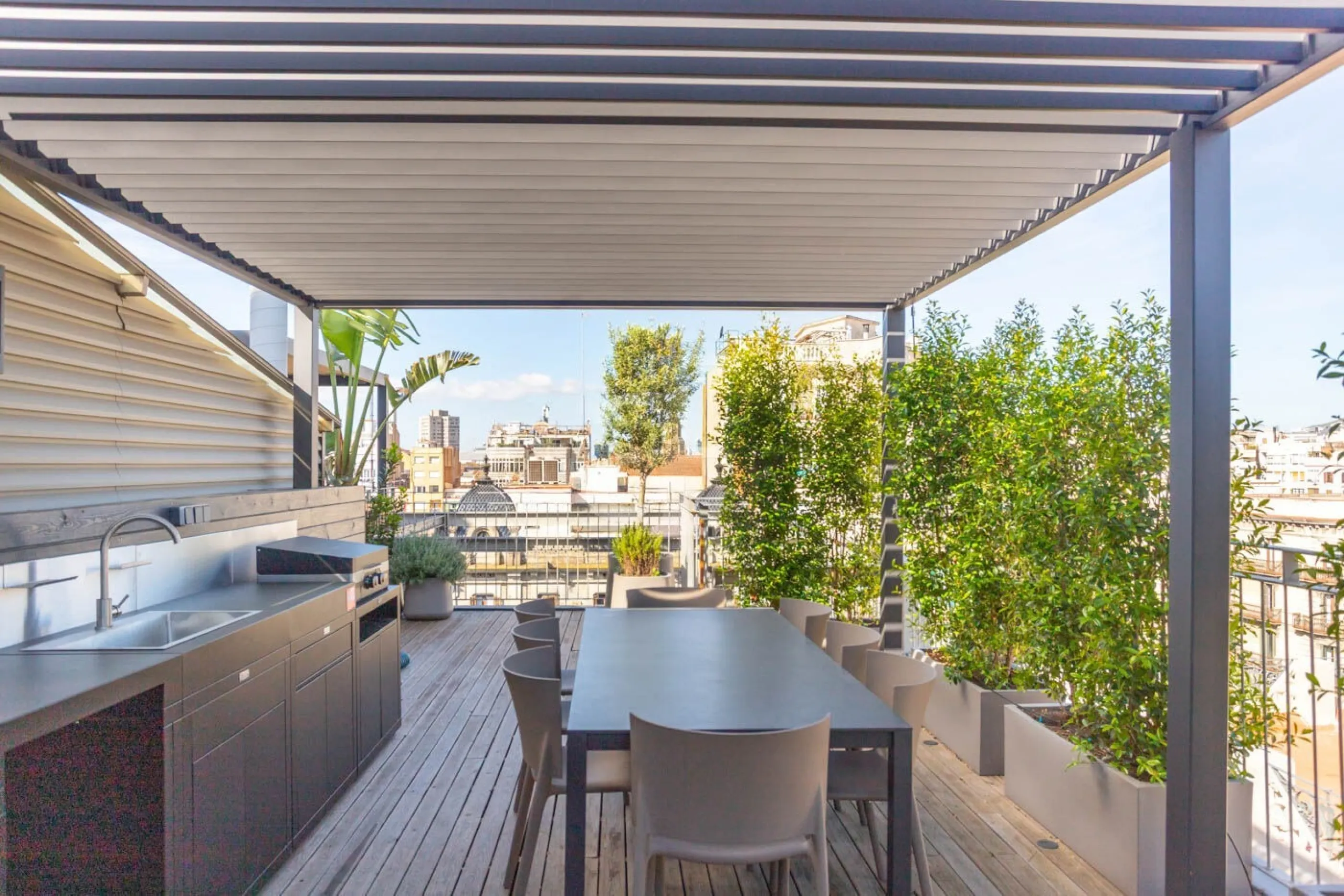Four-Bedroom Penthouse with Terraces and Jacuzzi on Rambla de Catalunya, Barcelona