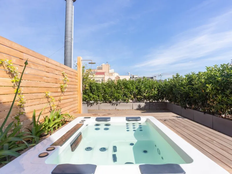 Four-Bedroom Penthouse with Terraces and Jacuzzi on Rambla de Catalunya, Barcelona