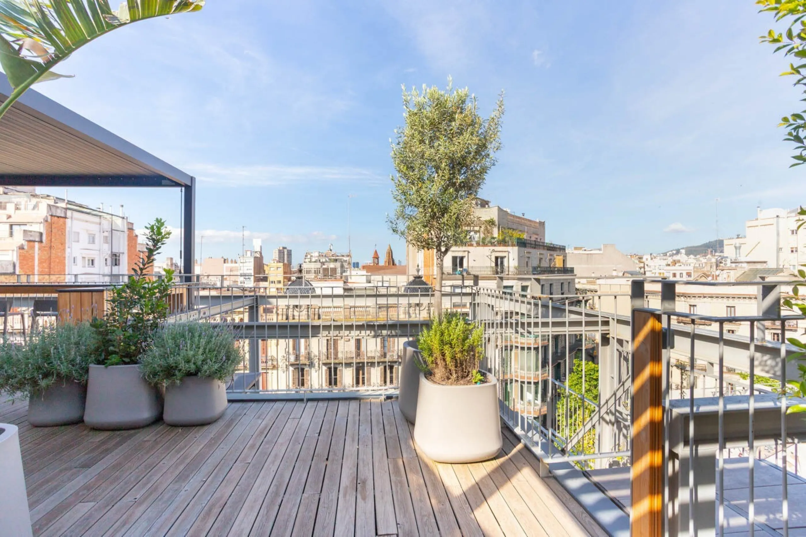Four-Bedroom Penthouse with Terraces and Jacuzzi on Rambla de Catalunya, Barcelona